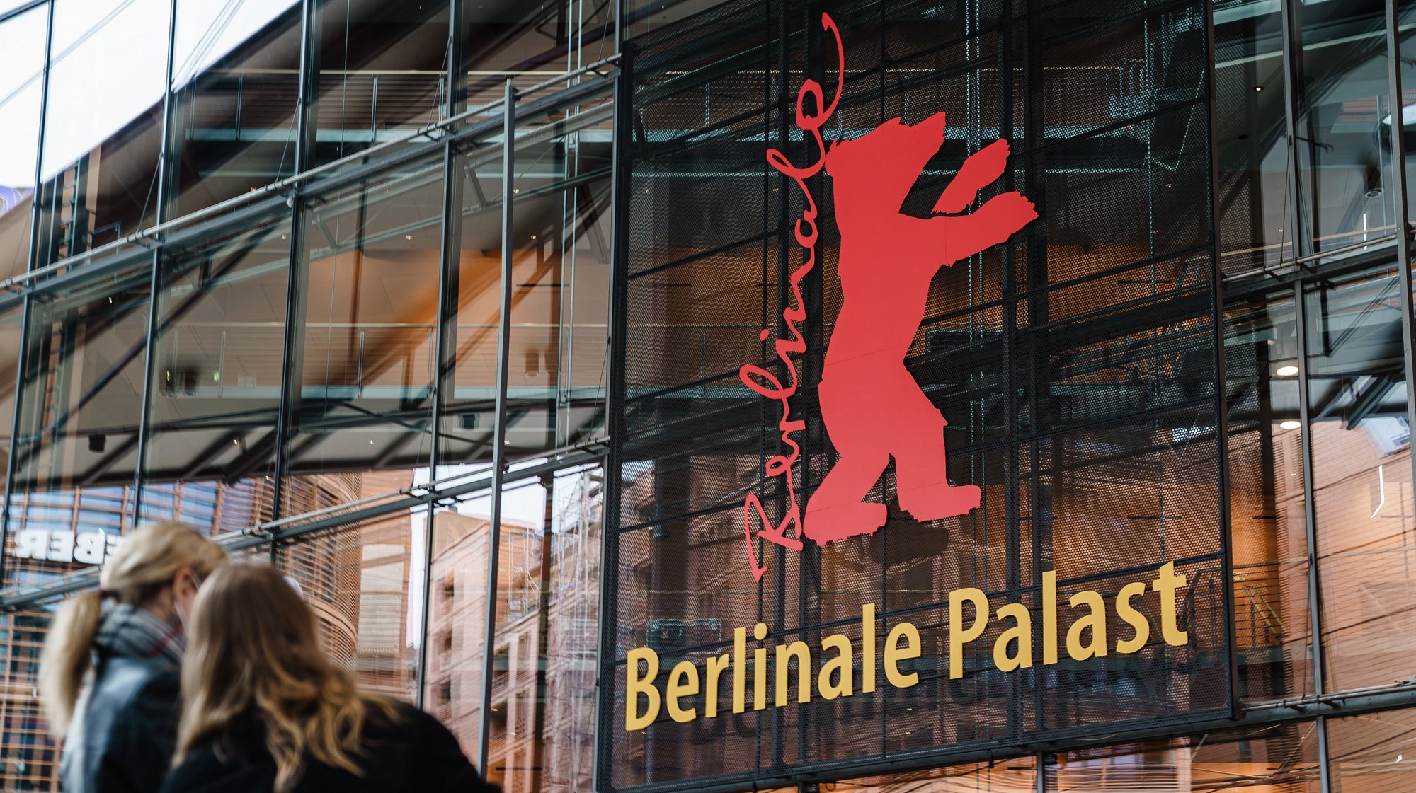 O simbólico urso de Berlim instalado no Palácio de Berlim para assinalar a 72.ª edição do Festival de Cinema Internacional de Berlim