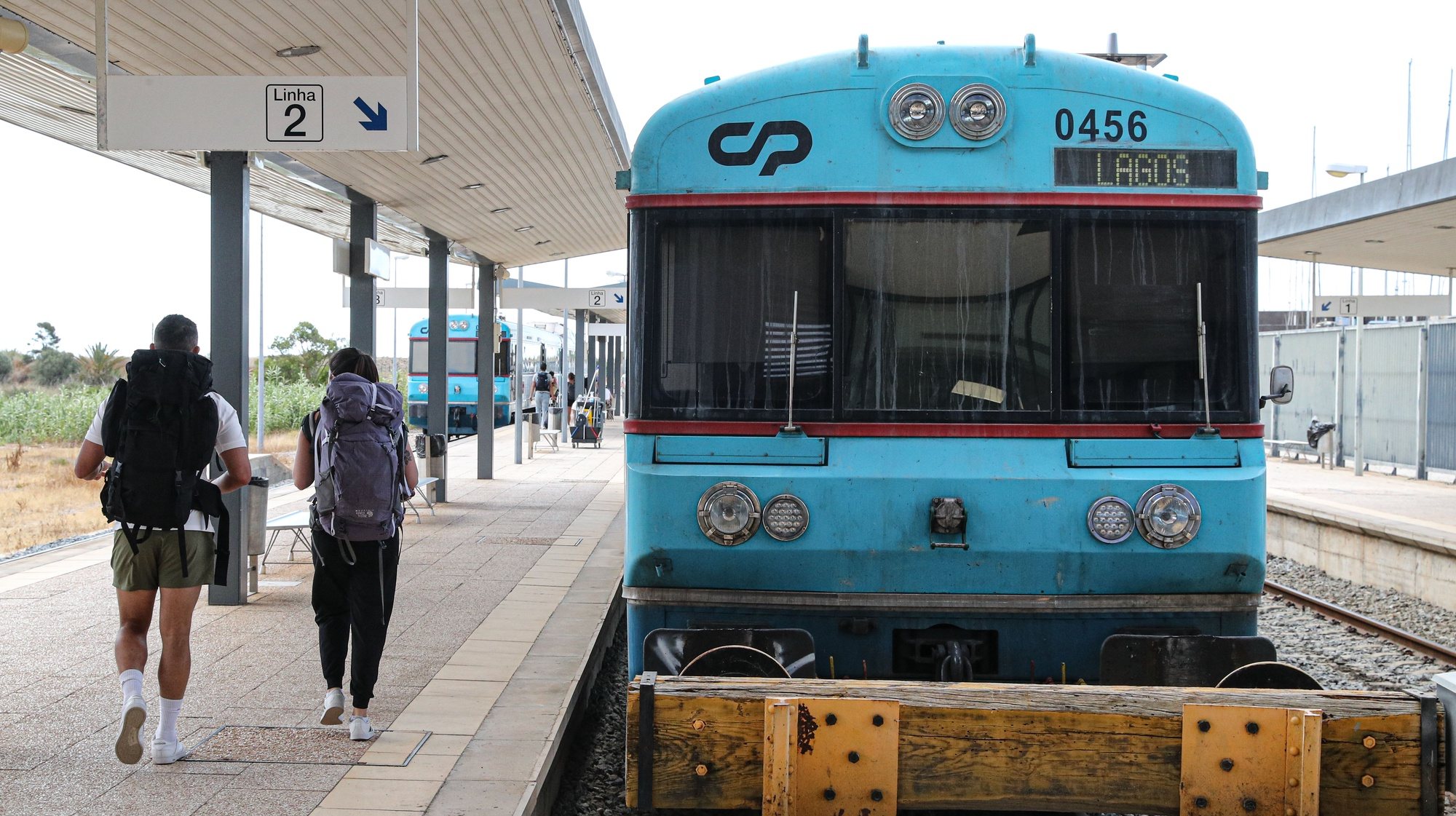 Dois turistas na Estação Ferroviária de Lagos, onde esta manhã foi assinado o auto de consignação da empreitada relativa ao troço da linha do Algarve, Tunes - Lagos, em Lagos, 24 de junho de 2022. LUÍS FORRA/LUSA