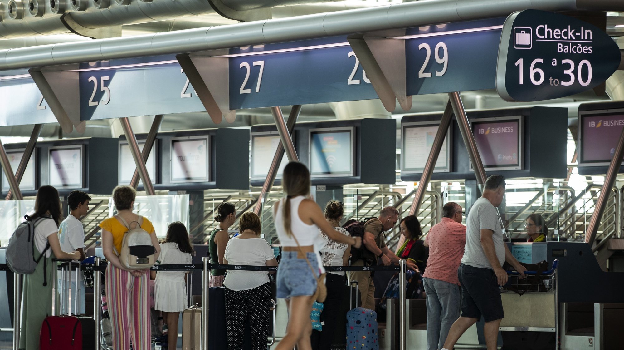 Passageiros no aeroporto Francisco Sá Carneiro, no Porto, 06 de julho de 2022. JOSÉ COELHO/LUSA