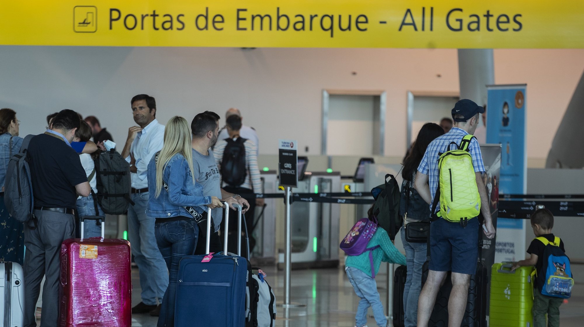 Passageiros circulam no aeroporto Francisco Sá Carneiro, no Porto, 06 de julho de 2022. JOSÉ COELHO/LUSA