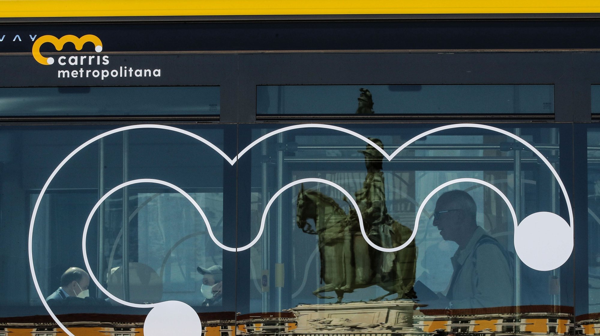 Cerimónia de lançamento da Carris Metropolitana realizada no Pátio da Galé, Lisboa, 1 de abril de 2022. O evento contou também com um pequeno desfile de moda, para dar a conhecer o fardamento da Carris Metropolitana, desenhado por Nuno Gama, e a exibição, dos novos autocarros com a nova imagem da Carris Metropolitana. MANUEL DE ALMEIDA/LUSA