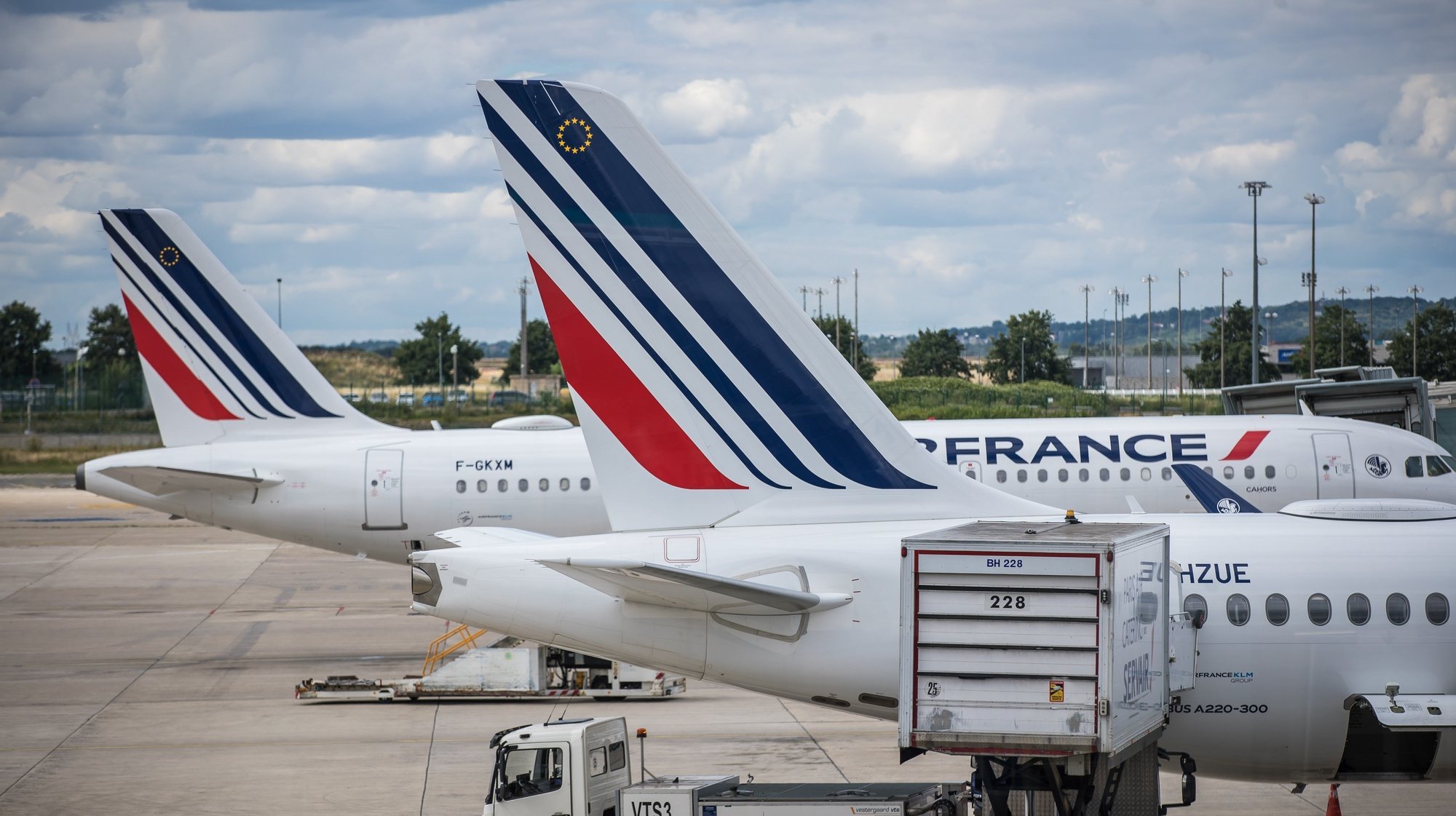 epa10046240 Air France aircrafts are parked at Roissy Airport outside Paris, France, 01 July 2022. Unions representing Air France and airport workers have called for a strike.  EPA/CHRISTOPHE PETIT TESSON