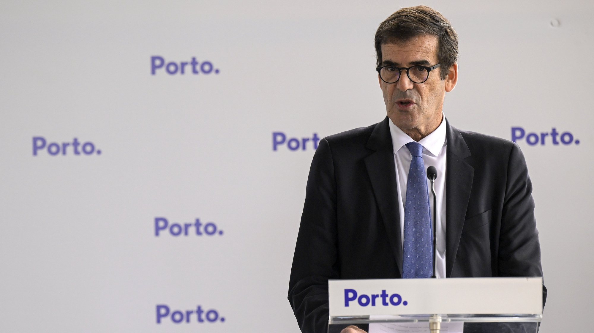 O presidente da Câmara Municipal do Porto, Rui Moreira, intervém na cerimónia da formalização de acordo para a reabilitação de 47 casas nas ilhas da Lomba, no Porto, 18 de novembro de  2022. FERNANDO VELUDO/LUSA
