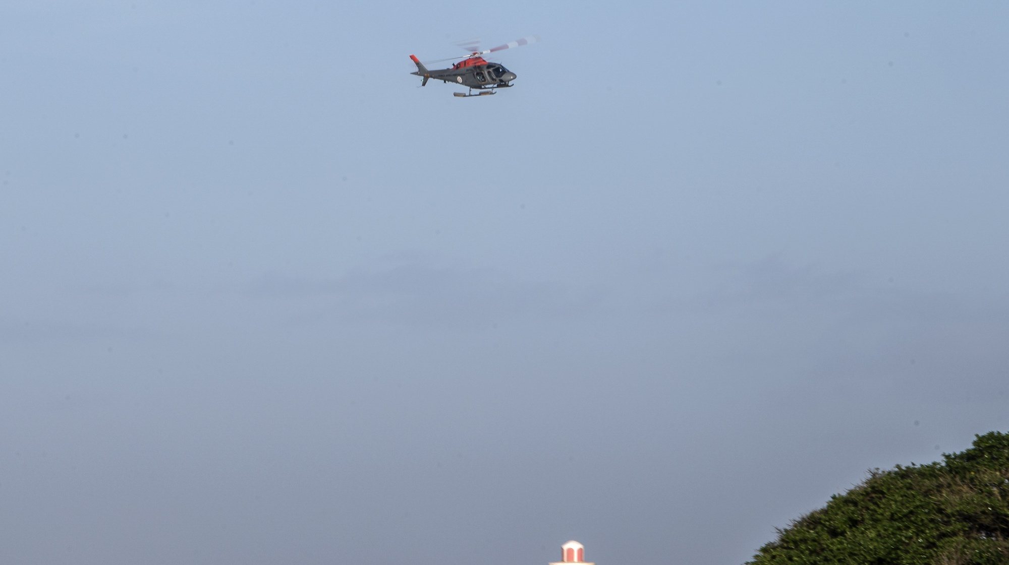 Um helicóptero da Força Aérea de Portugal durante as buscas por uma jovem que continua desaparecida após oito jovens, todos militares do Exército em formação na Escola dos Serviço da Póvoa de Varzim, terem sido arrastados hoje por uma onda na Praia da Lagoa, em Póvoa do Varzim, 25 de novembro de 2022. RUI FARINHA/LUSA