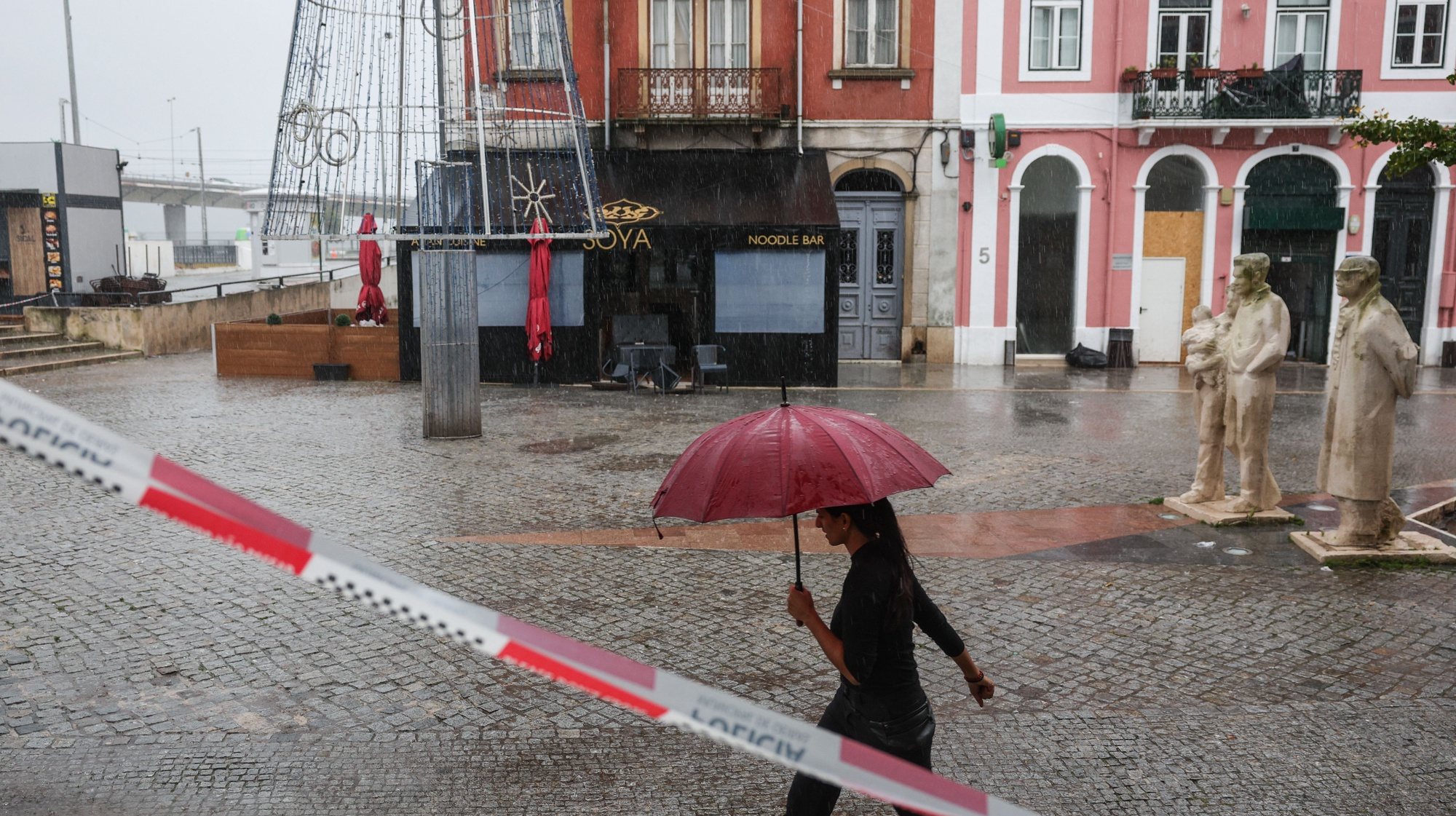 Operação de limpeza em Algés, depois das inundações registadas na terça-feira devido ao mau tempo, Oeiras, 14 de dezembro de 2022. A chuva intensa e persistente que caiu na madrugada de terça-feira causou centenas de ocorrências, entre alagamentos, inundações, quedas de árvores e cortes de estradas nos distritos de Lisboa, Setúbal e Portalegre, onde há registo de vários desalojados. TIAGO PETINGA/LUSA