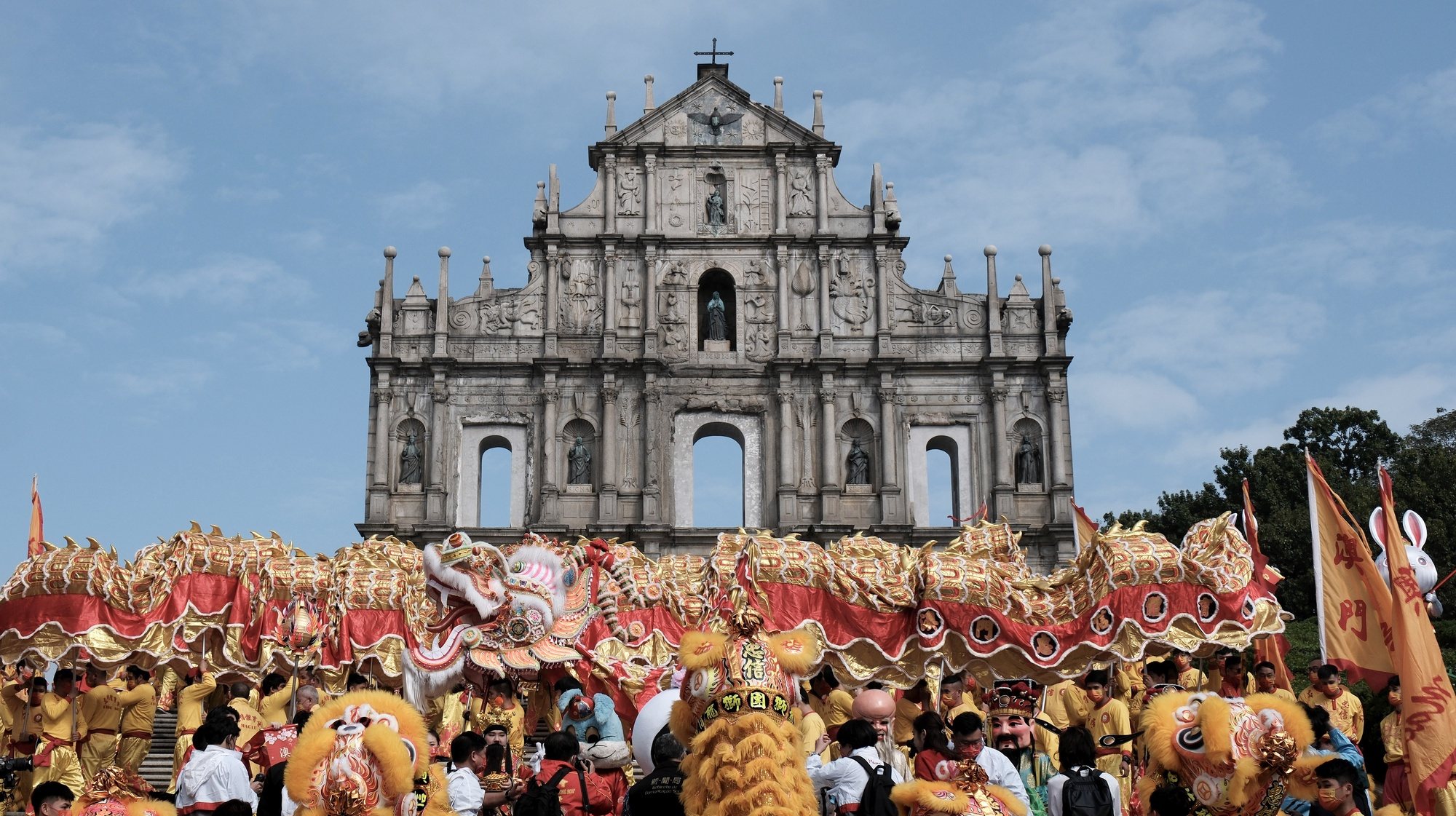 Desfile do Dragão Dourado Gigante durante as celebrações do Ano Novo Chinês do Coelho, em Macau, China, 22 de janeiro de 2023. GONÇALO LOBO PINHEIRO/LUSA