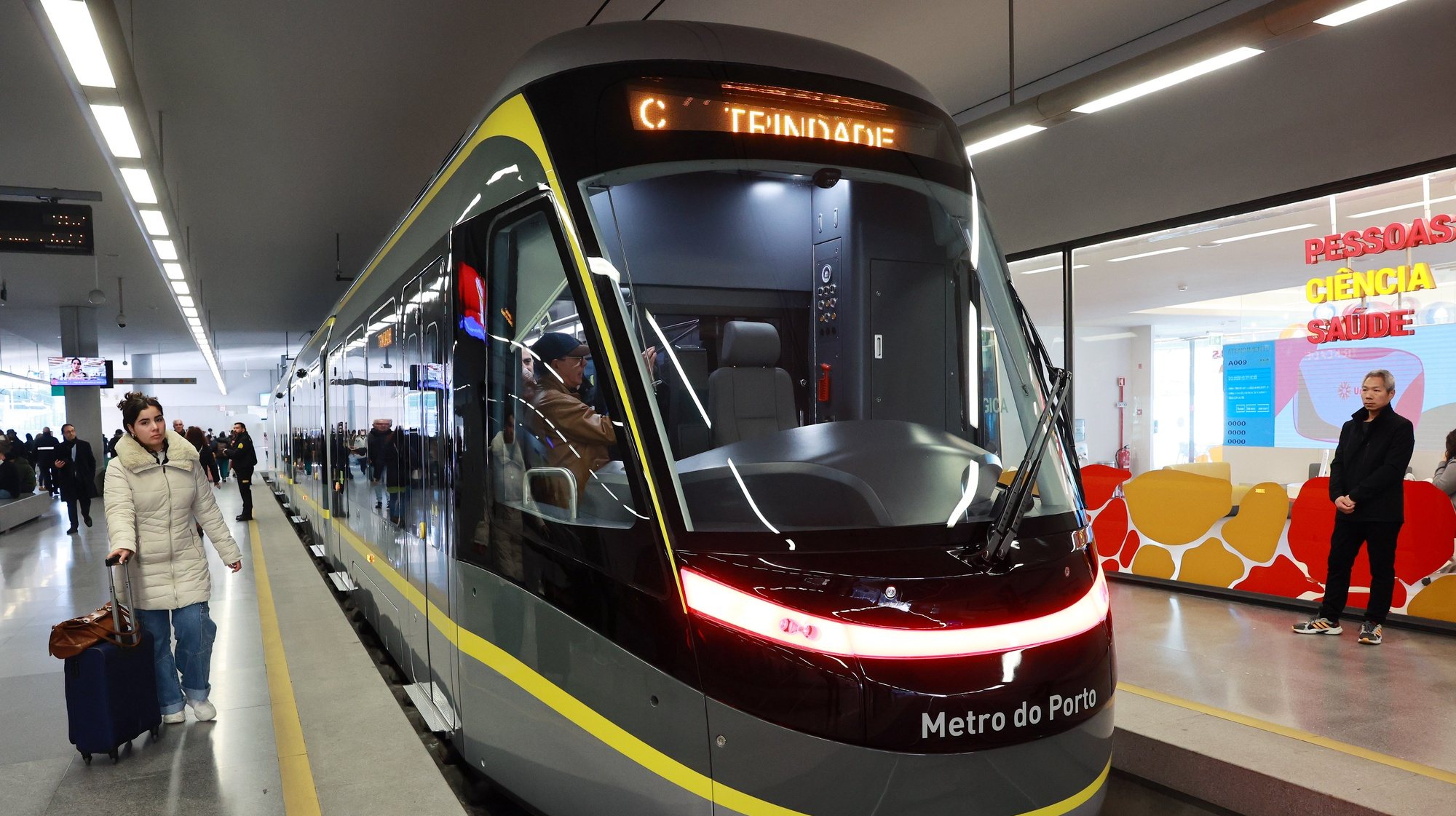 Novo veículo da frota do Metro do Porto,11 de fevereiro 2023. O novo veículo vai ficar em exposição na estação da Trindade até dia 14 com visitas abertas a toda a população. ESTELA SILVA/LUSA
