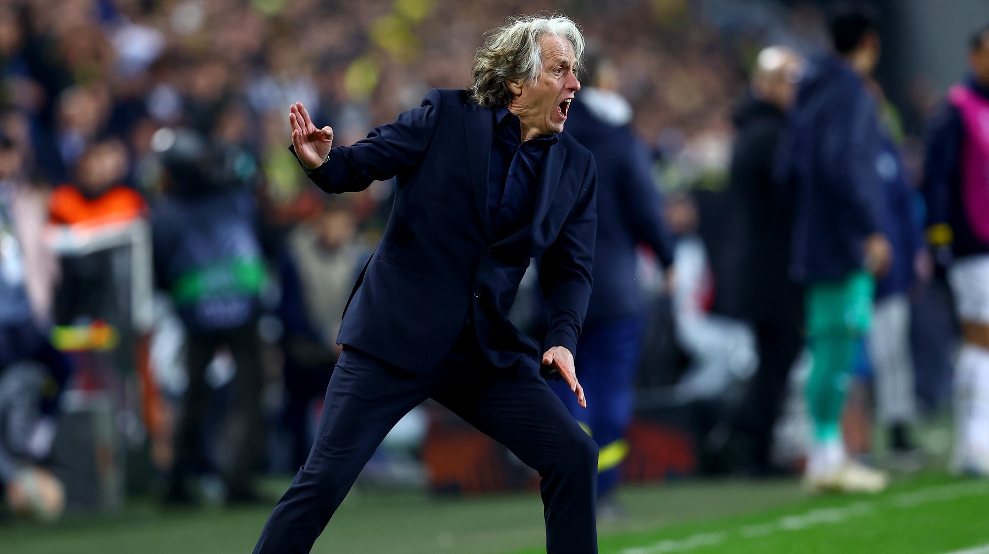 epa10527189 Fenerbahce&#039;s head coach Jorge Jesus reacts during the UEFA Europa League Round of 16, 2nd leg match between Fenerbahce SK and Sevilla FC,  in Istanbul, Turkey, 16 March 2023.  EPA/SEDAT SUNA
