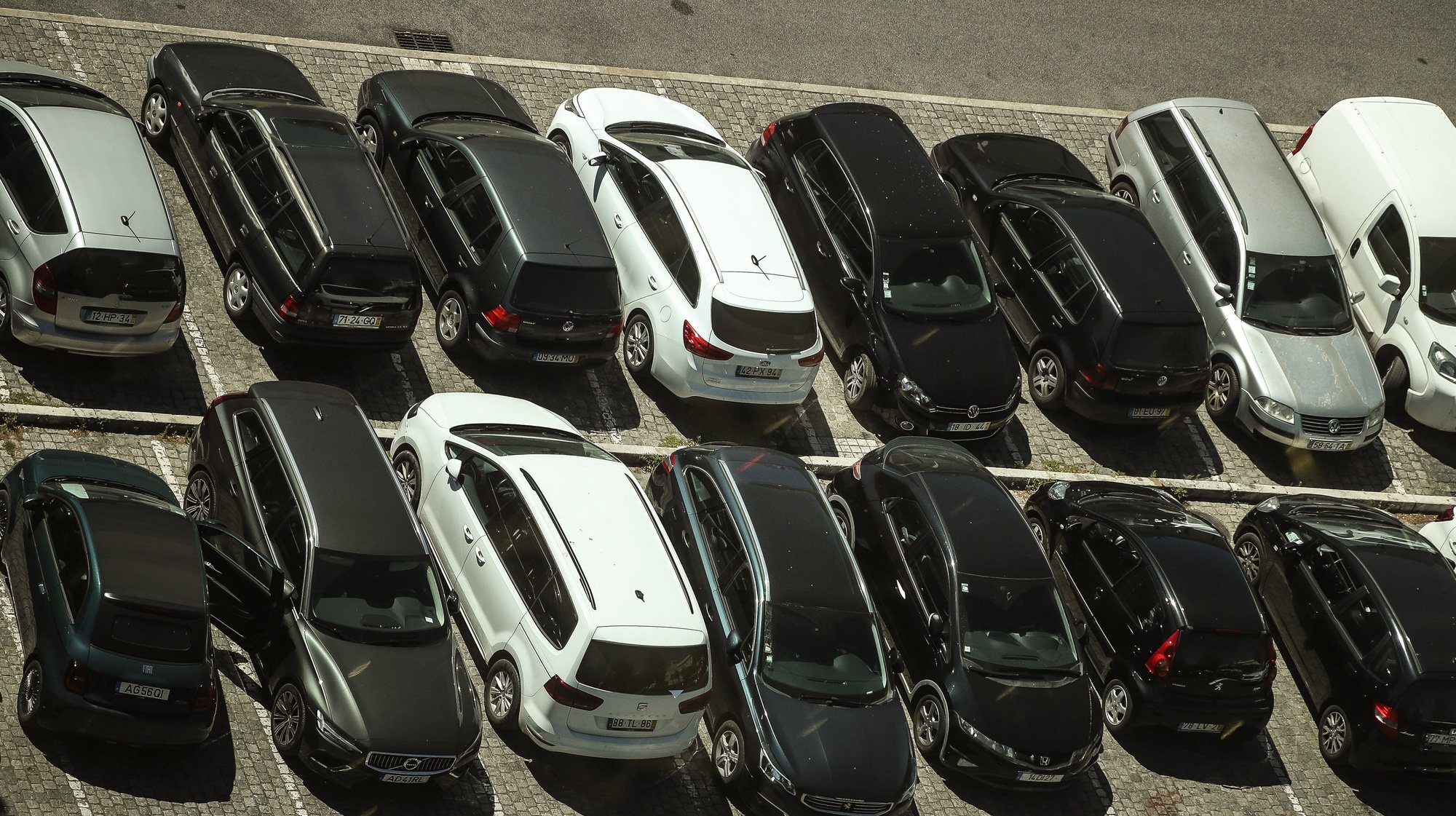 Automóveis estacionados em Lisboa, 2 de julho de 2021. MÁRIO CRUZ/LUSA