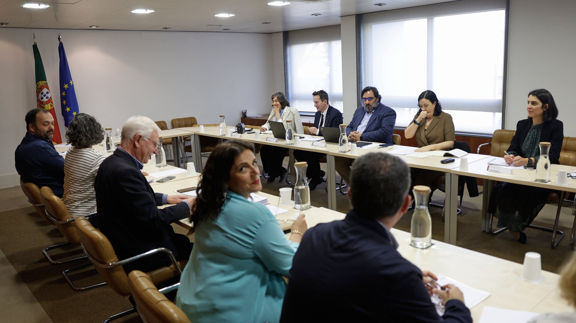 A secretária de Estado da Administração Pública, Inês Ramires (2-D), durante uma reunião com o presidente da Federação Sindical da Administração Pública (Fesap), José Abraão (3-E), na Presidência do Conselho de Ministros, em Lisboa, 05 de abril de 2023. ANTÓNIO PEDRO SANTOS/LUSA