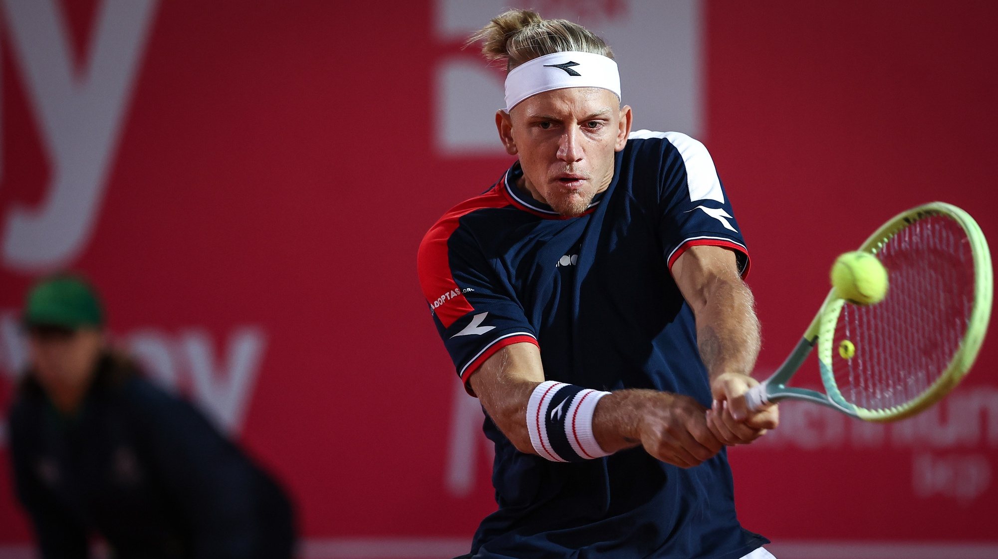 Fokina from Spain in action against Van Assche from France in the Round of 32 match at the Estoril Open tennis tournament in Estoril, Portugal, 05 April 2023. RODRIGO ANTUNES/LUSA