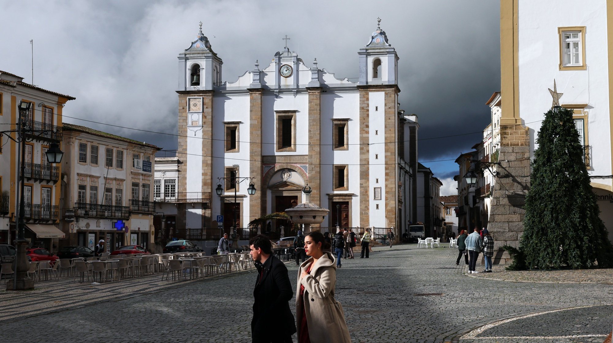 Turistas passeiam na Praça do Giraldo em Évora, cidade que foi escolhida para Capital Europeia da Cultura 2027. Évora, 09 de junho de 2021. (ACOMPANHA TEXTO DE 11 DE DEZEMBRO DE 2022). NUNO VEIGA/LUSA