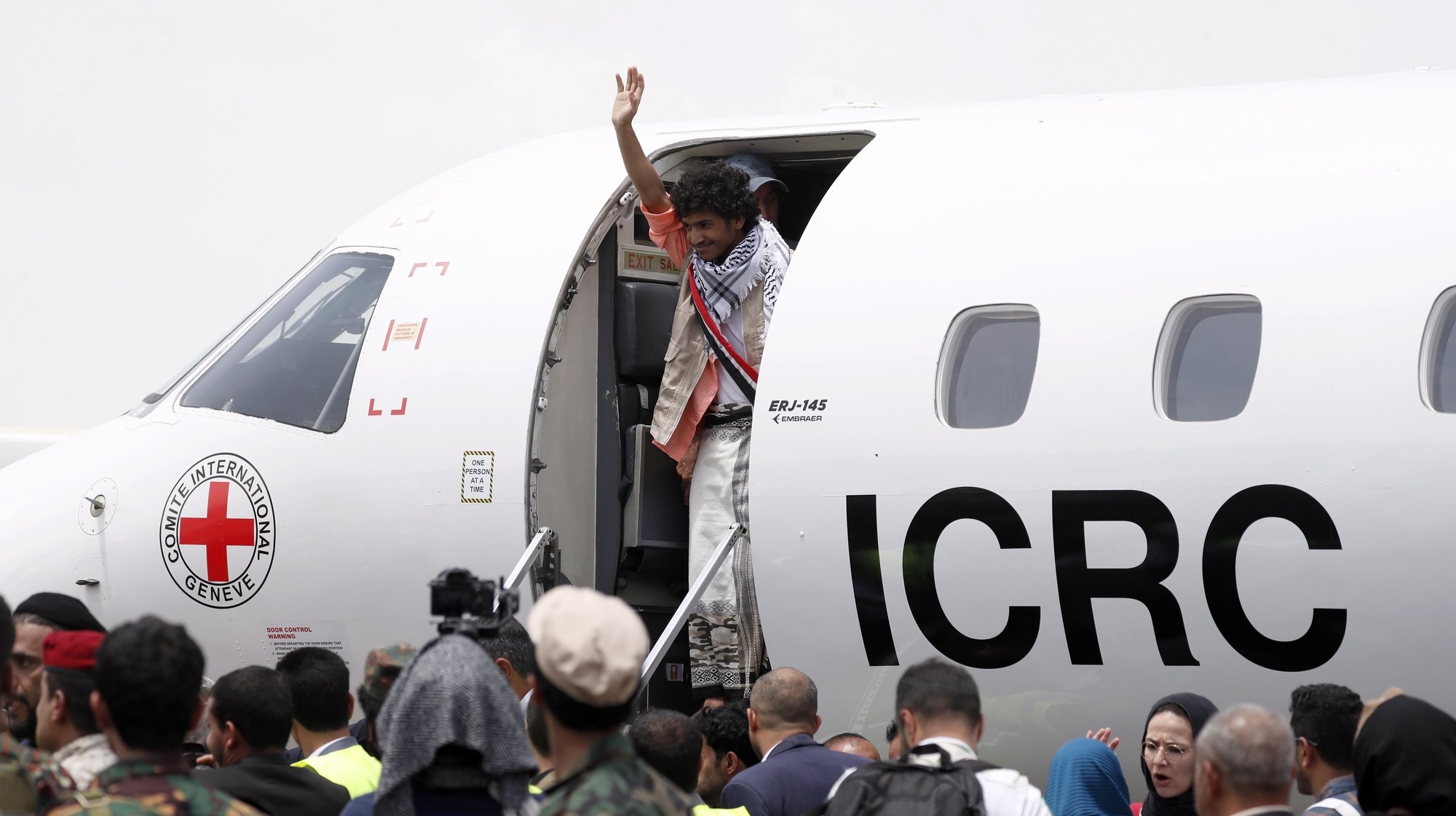 epa10575322 Freed houthi prisoners upon arrival at Sana&#039;a airport on the third day of a prisoner swap in Sana&#039;a, Yemen, 16 April 2023 Yemen&#039;s warring parties began on 14 April a three-day exchange of 887 prisoners. The Houthis have agreed to release 181 detainees, including Saudis and Sudanese soldiers who fought alongside Yemeni government forces, in exchange for 706 prisoners held by the Yemeni government, under the UN and ICRC-brokered prisoner swap deal reached last March in Switzerland.  EPA/YAHYA ARHAB