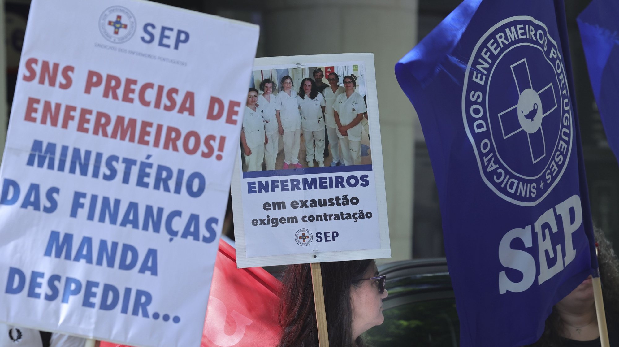 Concentração de enfermeiros  em frente ao Ministério da Saúde, convocada pelo Sindicato dos Enfermeiros Portugueses, perante a &quot;ausência de resposta do Ministério da Saúde” a um pedido de reunião, Lisboa,30 junho 2023. MANUEL DE ALMEIDA/LUSA