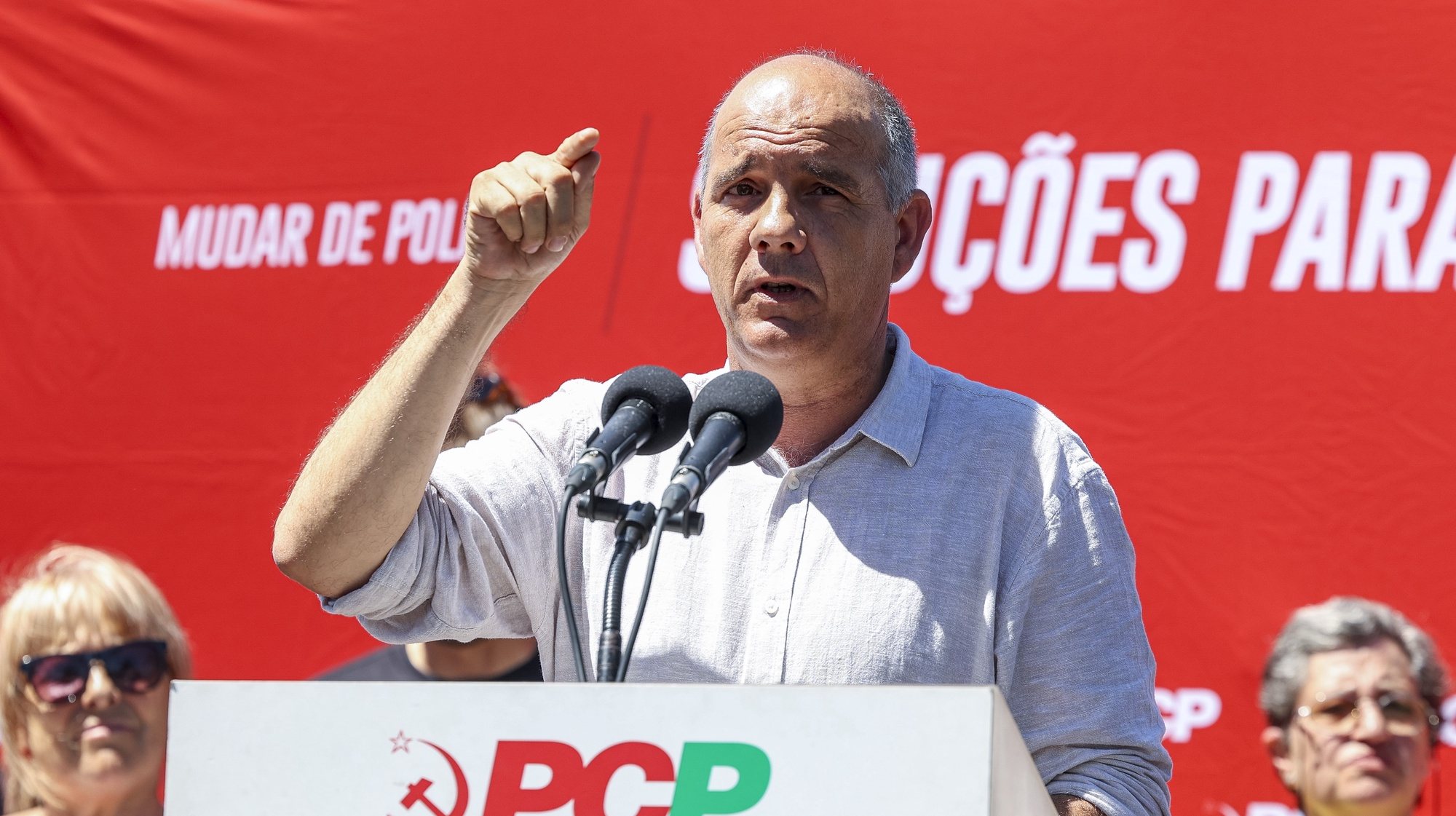 O secretário-geral do Partido Comunista Português (PCP), Paulo Raimundo, durante a intervenção no passeio das mulheres CDU do Porto, na Praia fluvial de Olhos da Fervença, Cantanhede, 2 de julho de 2023. PAULO NOVAIS/LUSA