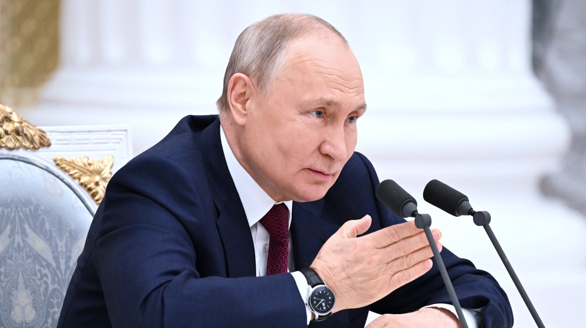 epa10725862 Russian President Vladimir Putin attends a meeting with graduates of the Russian Presidential Academy of National Economy and Public Administration (RANEPA) at the Kremlin in Moscow, Russia, 04 July 2023.  EPA/PAVEL BEDNYAKOV/SPUTNIK/KREMLIN POOL MANDATORY CREDIT