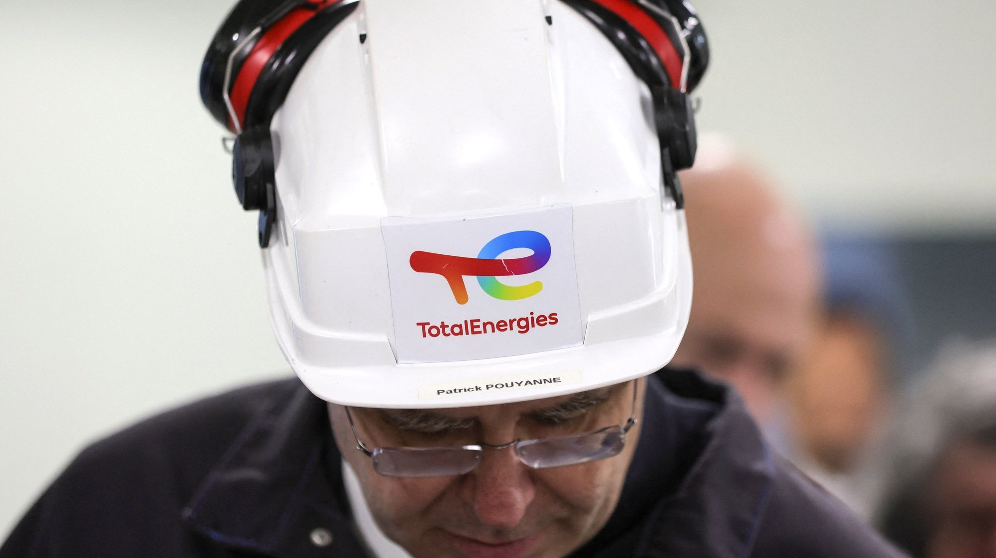 epa10662871 Patrick Pouyanne, CEO of TotalEnergies, visits the gigafactory of Automotive Cells Company (ACC), a joint venture of Stellantis, TotalEnergies and Mercedes, during its inauguration in Billy-Berclau-Douvrin, northern France, 30 May 2023.  EPA/PASCAL ROSSIGNOL / POOL  MAXPPP OUT