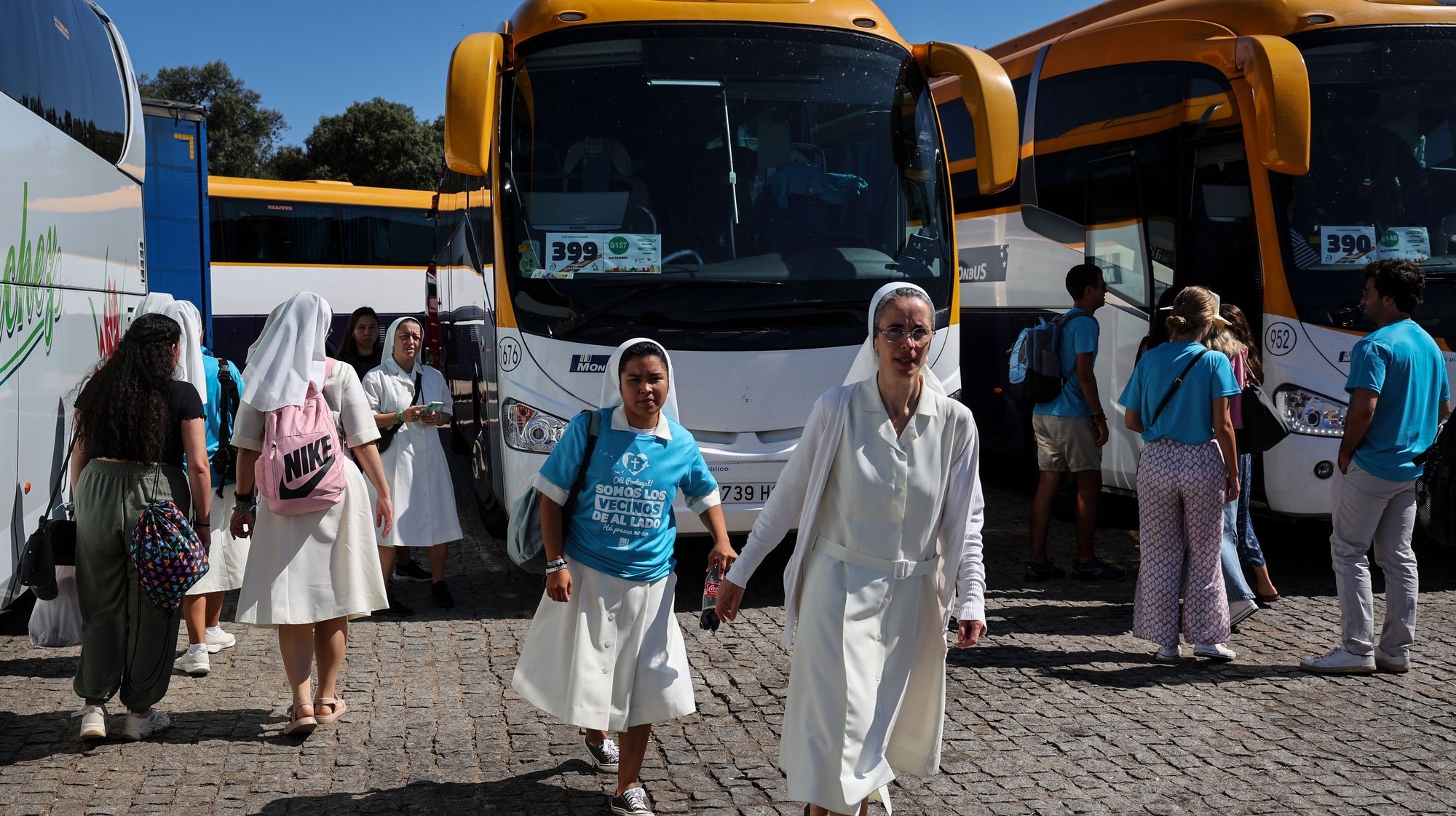 Peregrinos vindos de autocarro de Espanha para participar na Jornada Mundial da Juventude (JMJ), fazem uma paragem numa zona de apoio instalada na área de serviço de Estremoz, 31 de julho de 2023. NUNO VEIGA/LUSA