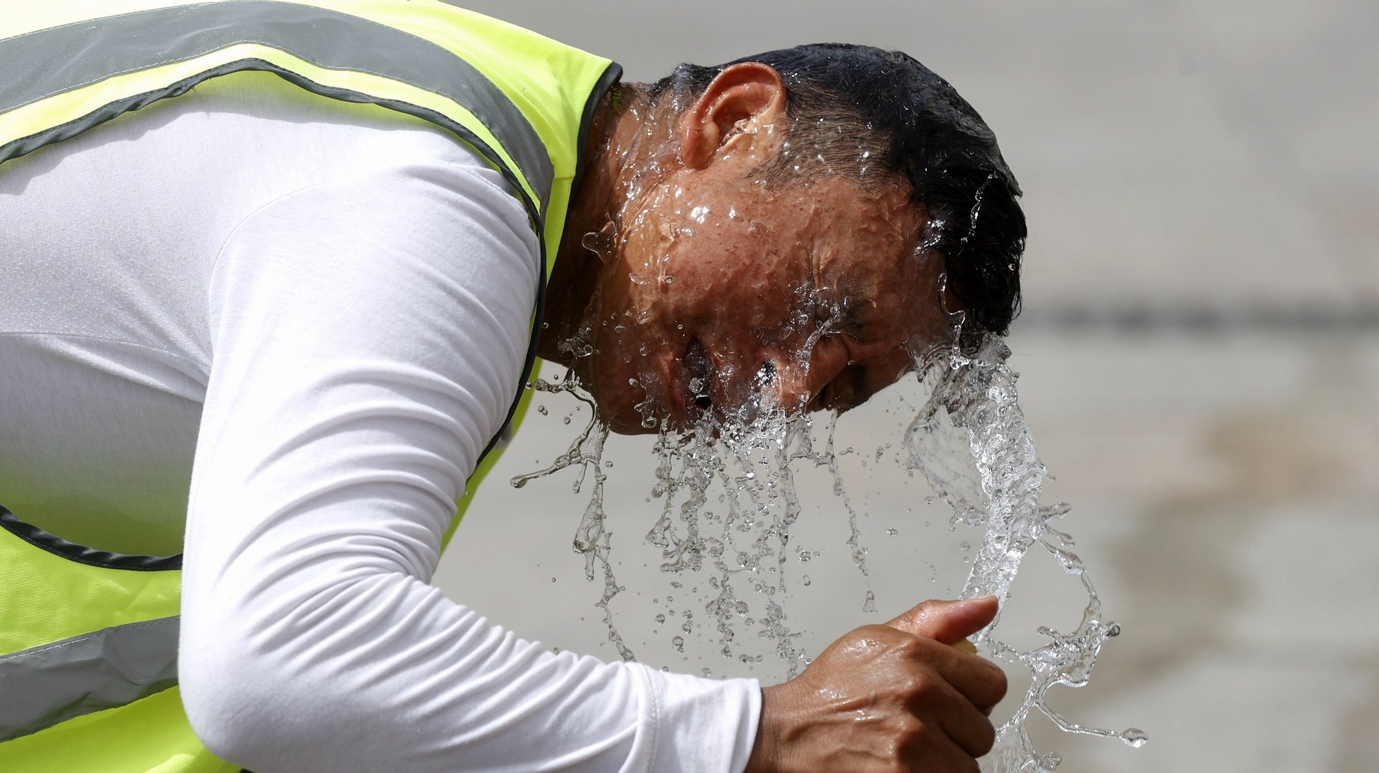 epa10791949 A man drenches his face with water in Madrid, Spain, 09 August 2023. Warnings have been issued for 09 August throughout Spain due to expected high temperatures amid a heat wave affecting the country.  EPA/JUAN CARLOS HIDALGO