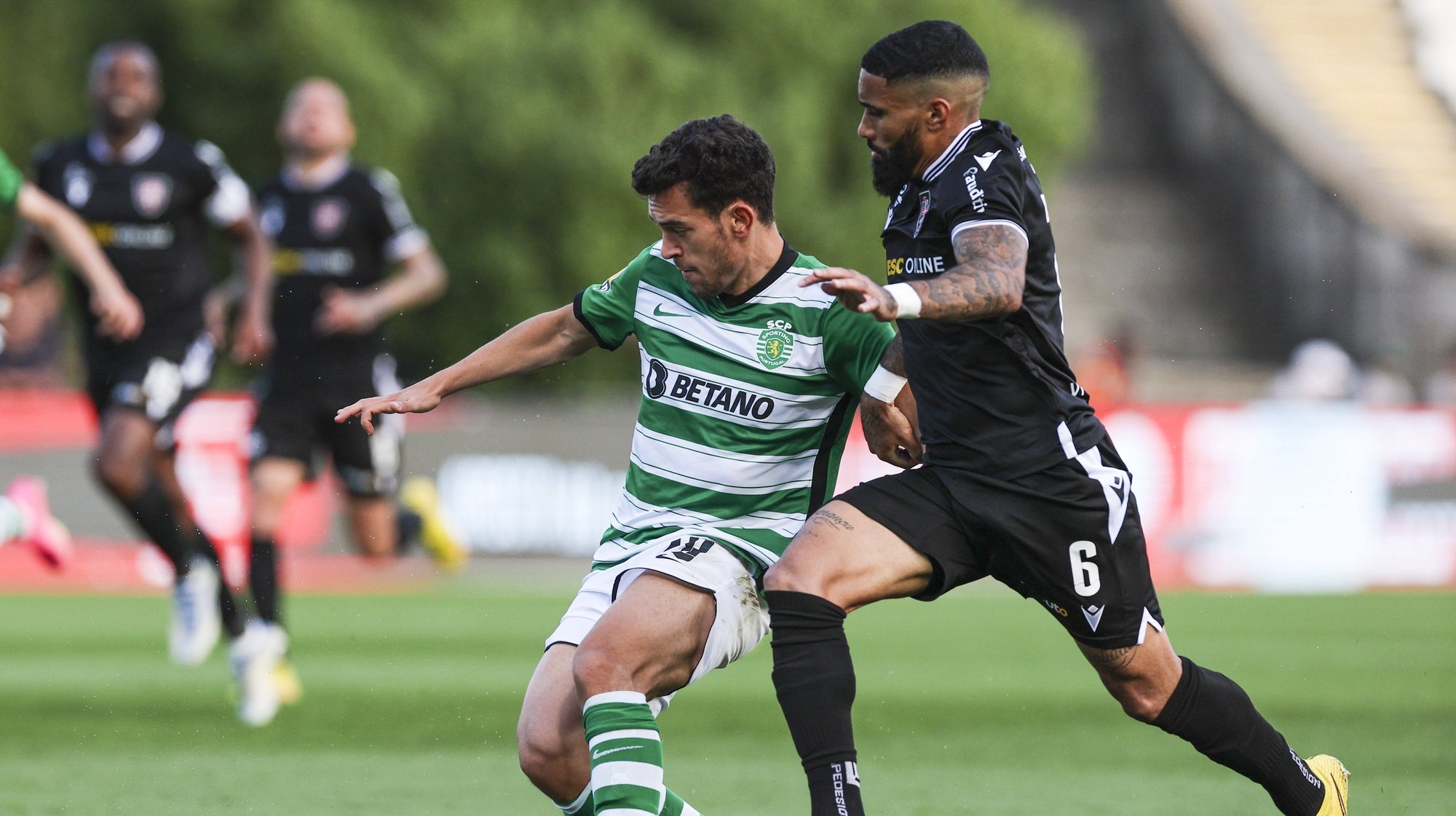 Casa Pia AC player Derick Poloni (R) in action against Sporting CP player Pedro Goncalves (L), during the Portuguese First League soccer match, between Casa Pia AC vs Sporting CP, at Jamor stadium in Oeiras, Portugal, 09 April 2023. MIGUEL A. LOPES/LUSA
