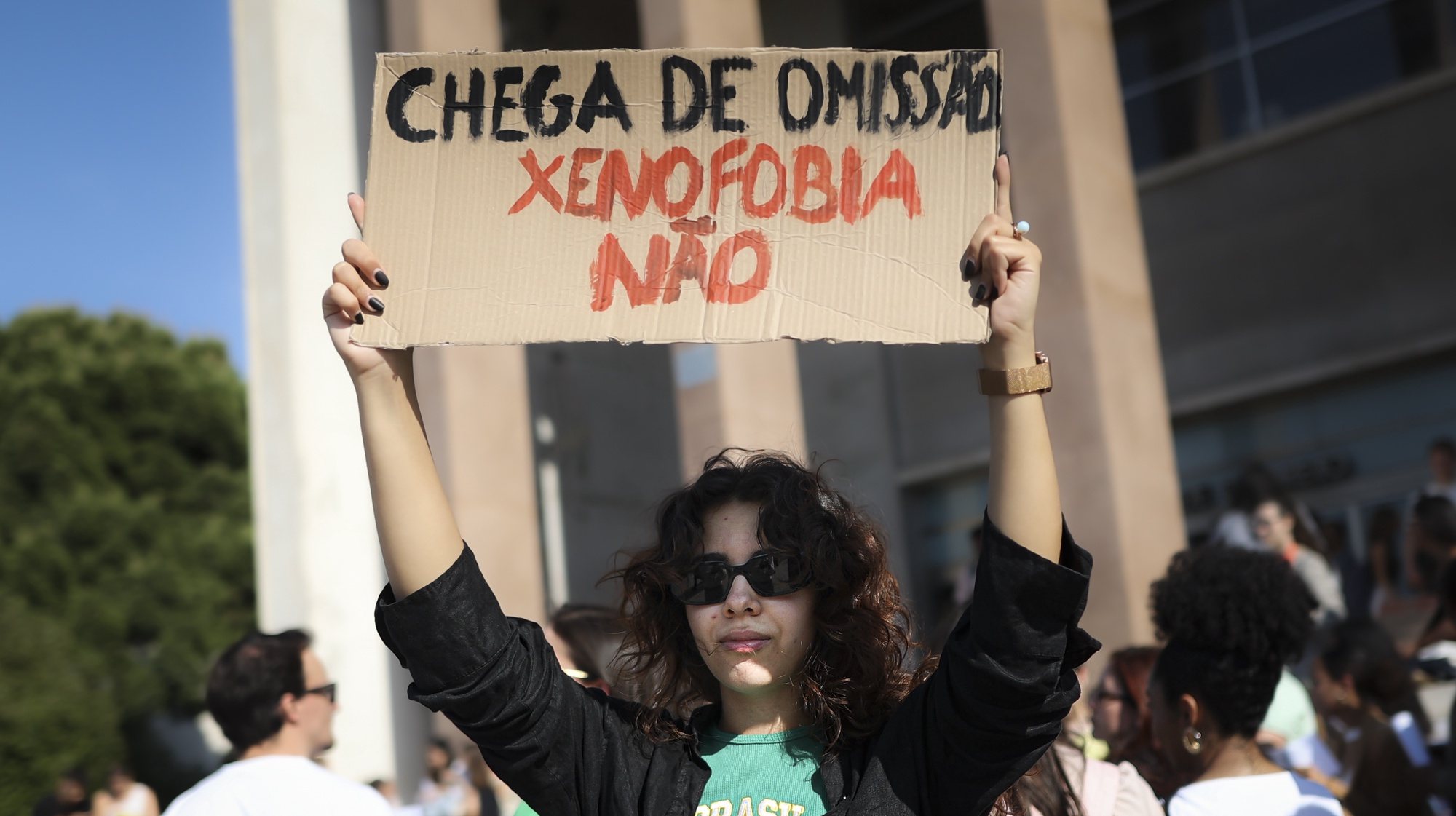 Um grupo de estudantes brasileiros protestam em frente à Faculdade de Direito da Universidade de Lisboa, 16 de maio de 2023. Em causa estão os comentários de um estudante da Faculdade de Direito da Universidade de Lisboa, no dia 20 de abril, a alunos brasileiros, a propósito de uma carta dirigida ao Presidente do Brasil, Lula da Silva, aquando da sua vinda a Portugal. FILIPE AMORIM/LUSA