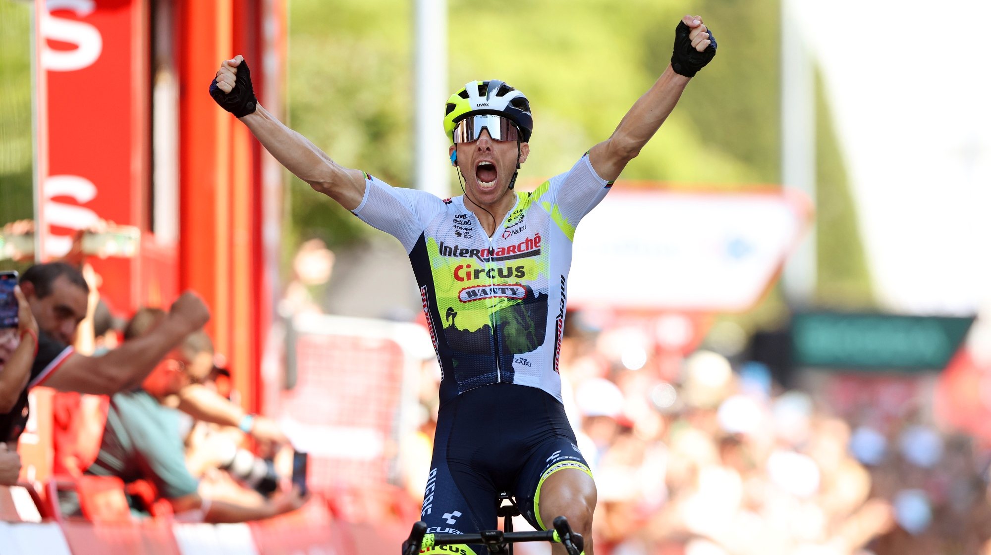 Rui Costa venceu Buitrago e Kämna no sprint final e ganhou a primeira etapa da carreira na Vuelta