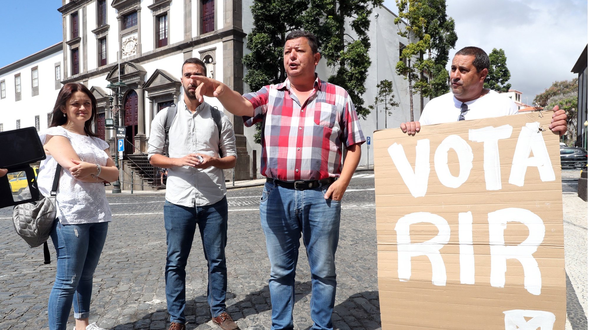 Roberto Vieira, cabeça de lista pelo RIR-Reagir, Incluir e Reciclar, às próximas eleições regionais de 22 de setembro, durante uma ação de campanha sobre o IVA do Comércio, esta manhã no Largo do Município no Funchal, 11 de setembro de 2019. HOMEM DE GOUVEIA/LUSA