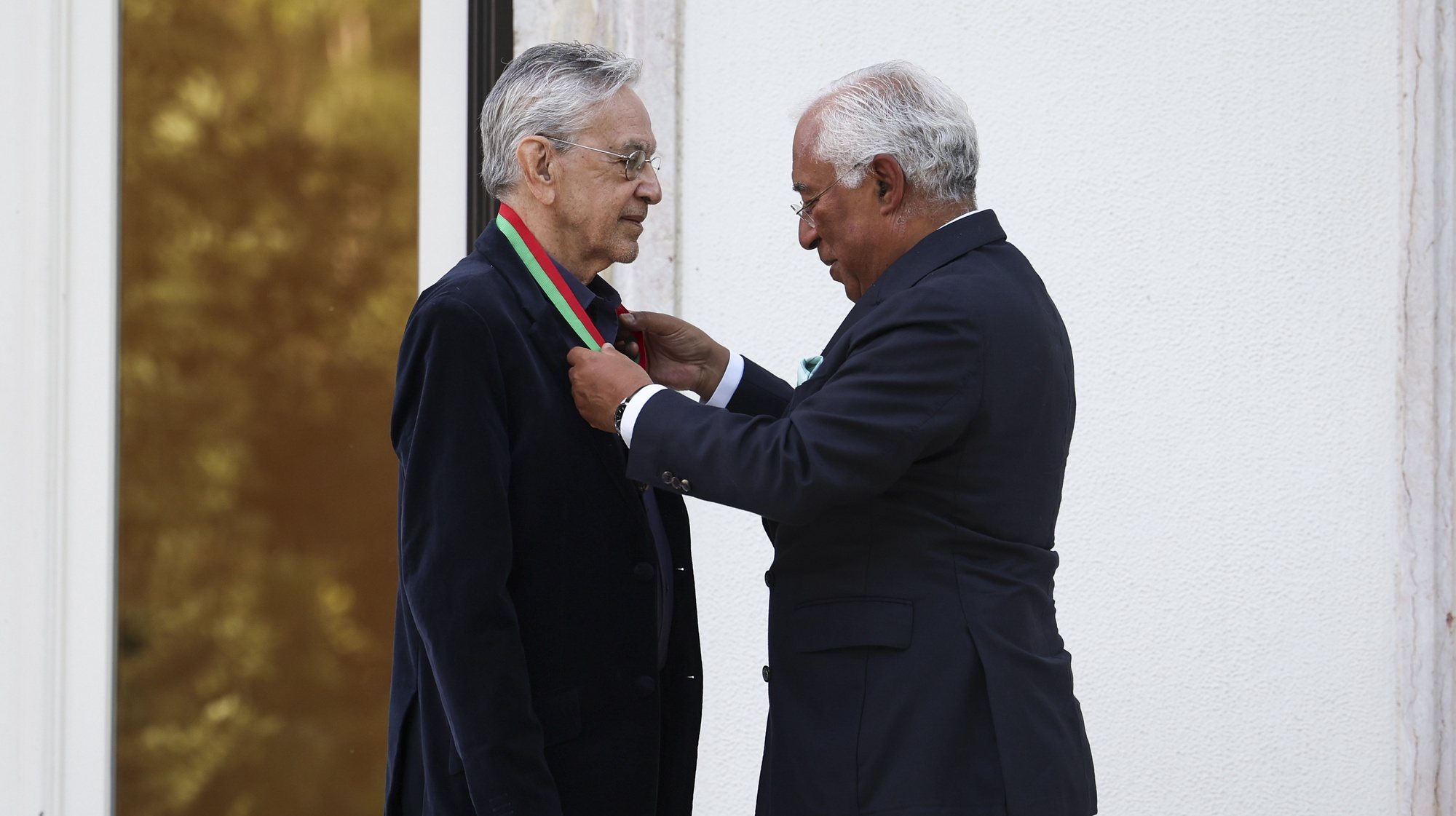O primeiro Ministro, António Costa (D), entrega a medalha de mérito cultural ao cantor brasileiro Caetano Veloso, numa cerimónia no Residência Oficial do primeiro Ministro, em Lisboa, 12 de setembro de 2023. JOSE SENA GOULAO/LUSA