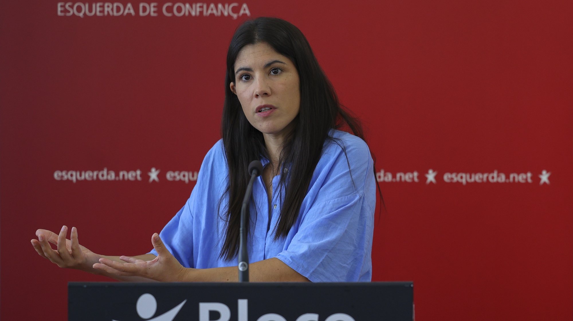 A coordenadora nacional do Bloco de Esquerda (BE), Mariana Mortágua, fala aos jornalistas durante a conferência de imprensa onde abordou o tema da fuga aos impostos no negócio da venda das barragens, em Lisboa, 13 de setembro de 2023. ANTÓNIO COTRIM/LUSA