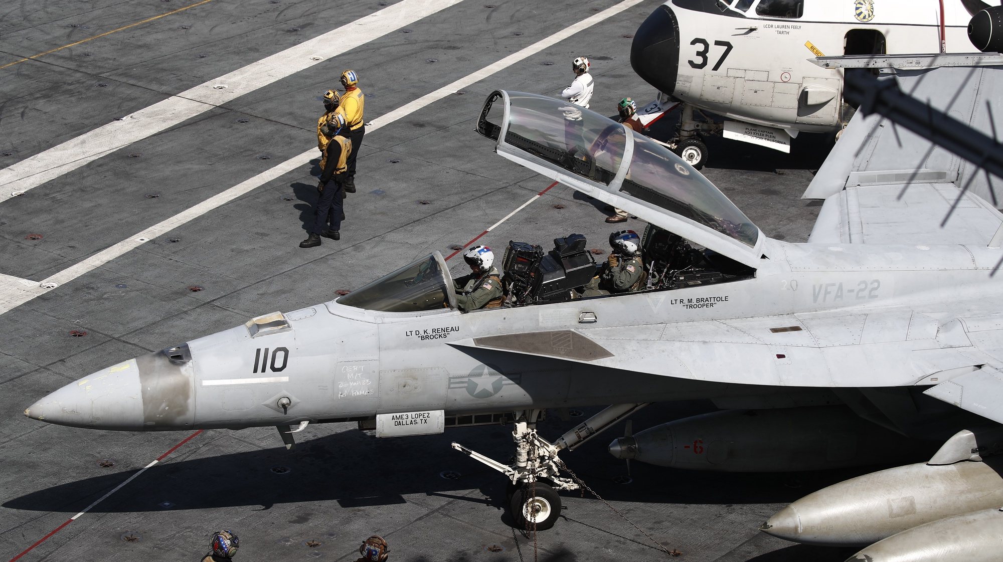 epa10545101 The crew of a U.S. Navy F/A-18 &#039;Super Hornet&#039; jet prepares for take-off by on the flight deck of the U.S. Navy&#039;s nuclear-powered aircraft carrier &#039;USS Nimitz&#039; (CVN-68), off the coast of Busan, South Korea, 27 March 2023. The South Korean and U.S. Navies join forces in the &#039;Ssangyong&#039; naval excercise until 03 April as part of the &#039;Freedom Shield&#039; joint military excercise.  EPA/JEON HEON-KYUN/POOL / POOL