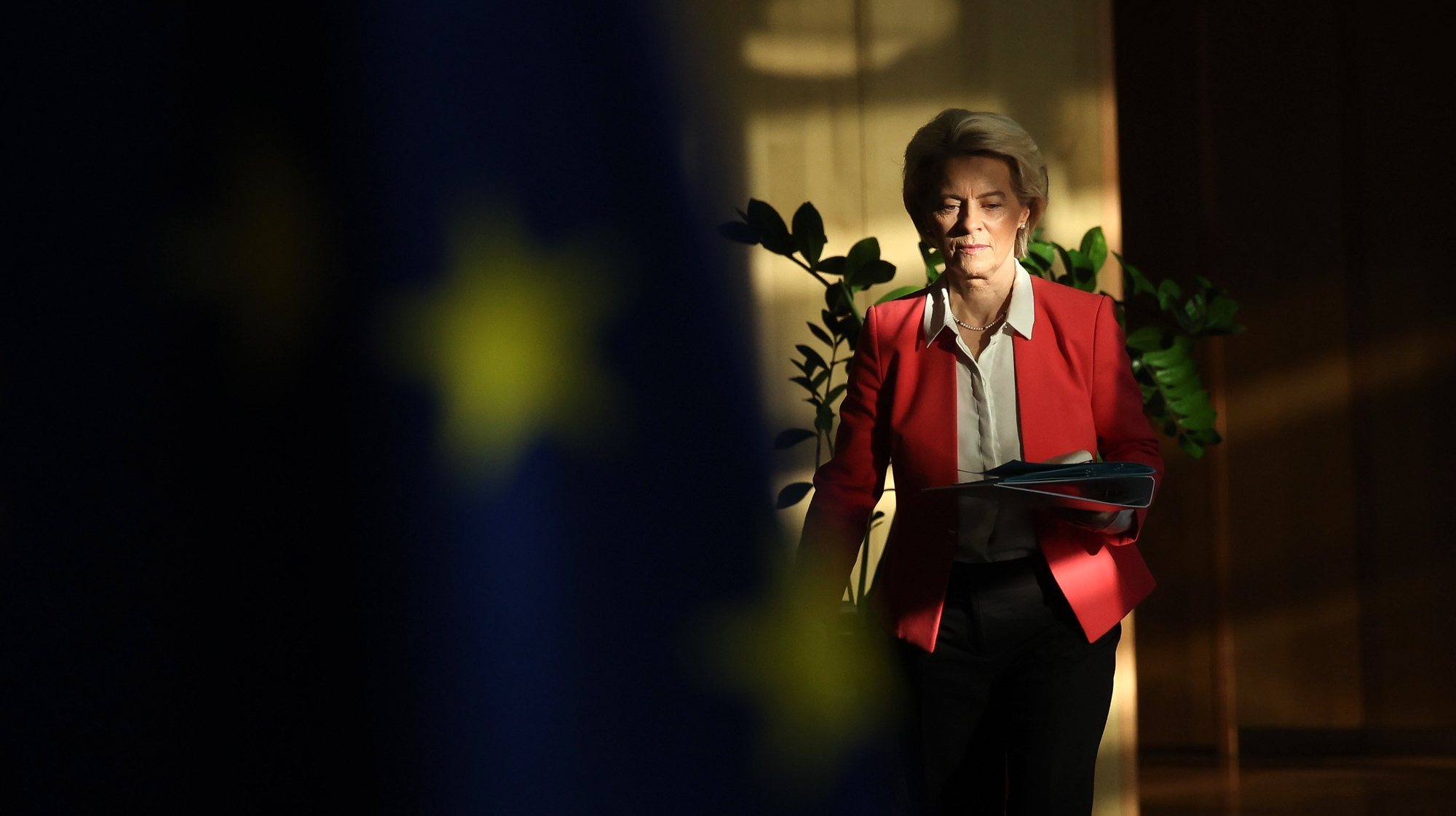 epa10885286 European Commission President Ursula von der Leyen at the start of the weekly European Commission college meeting in Brussels, Belgium, 27 September 2023.  EPA/OLIVIER HOSLET