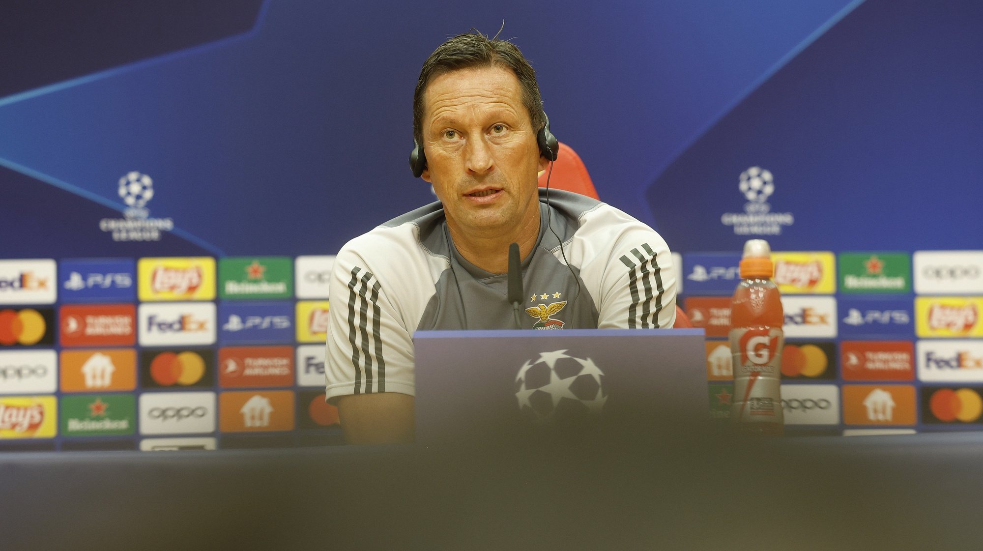 epa10869374 SL Benfica head coach Roger Schmidt during a press conference in Seixal, Portugal, 19 September 2023. SL Benfica faces FC Salzburg in UEFA Champions League first leg at Luz Stadium in Lisbon on 20 September 2023.  EPA/ANTONIO PEDRO SANTOS