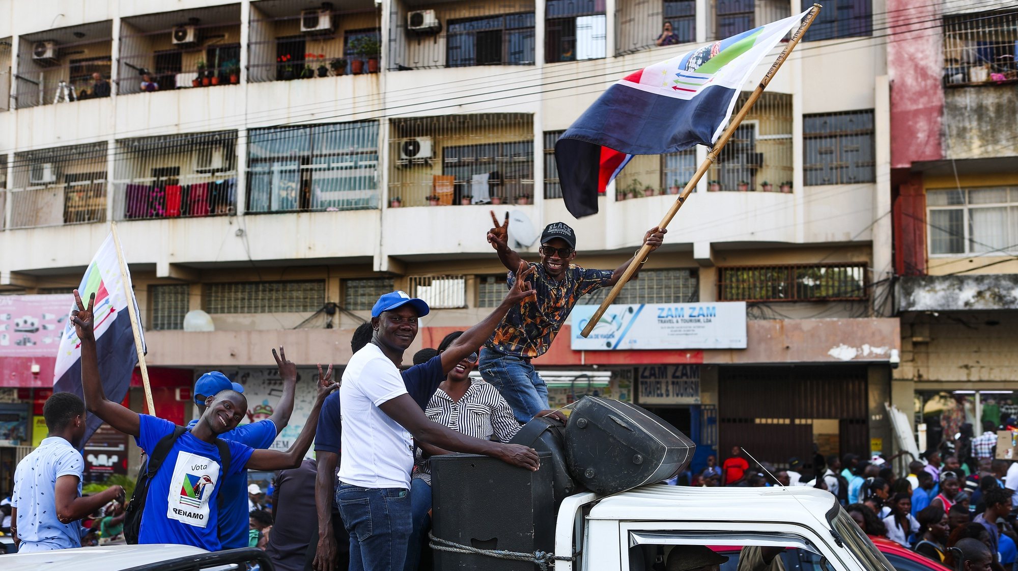 Milhares de pessoas, entre simpatizantes da Resistência Nacional Moçambicana (Renamo) e vendedores informais, saíram hoje à rua para reclamar “vitória” do candidato do principal partido de oposição nas eleições autárquicas na cidade de Maputo, embora sem confirmação da Comissão Nacional de Eleições (CNE), Maputo, Moçambique, 12 de outubro de 2023. LUÍSA NHANTUMBO/LUSA
