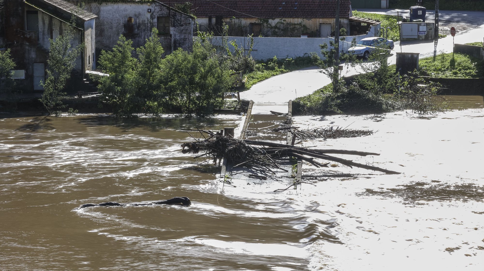 A subida das águas do Rio Ceira devido à chuva obrigou ao corte de algumas estradas na localidade de Cabouco, Ceira, Coimbra, 9 de janeiro de 2023. PAULO NOVAIS/LUSA