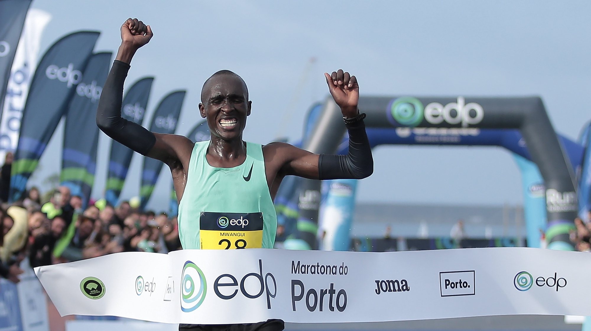 epa10290040 James Mwangui from Kenya celebrates winning  the EDP Porto Marathon race in Porto, Portugal, 06 November 2022.  EPA/MANUEL FERNANDO ARAUJO