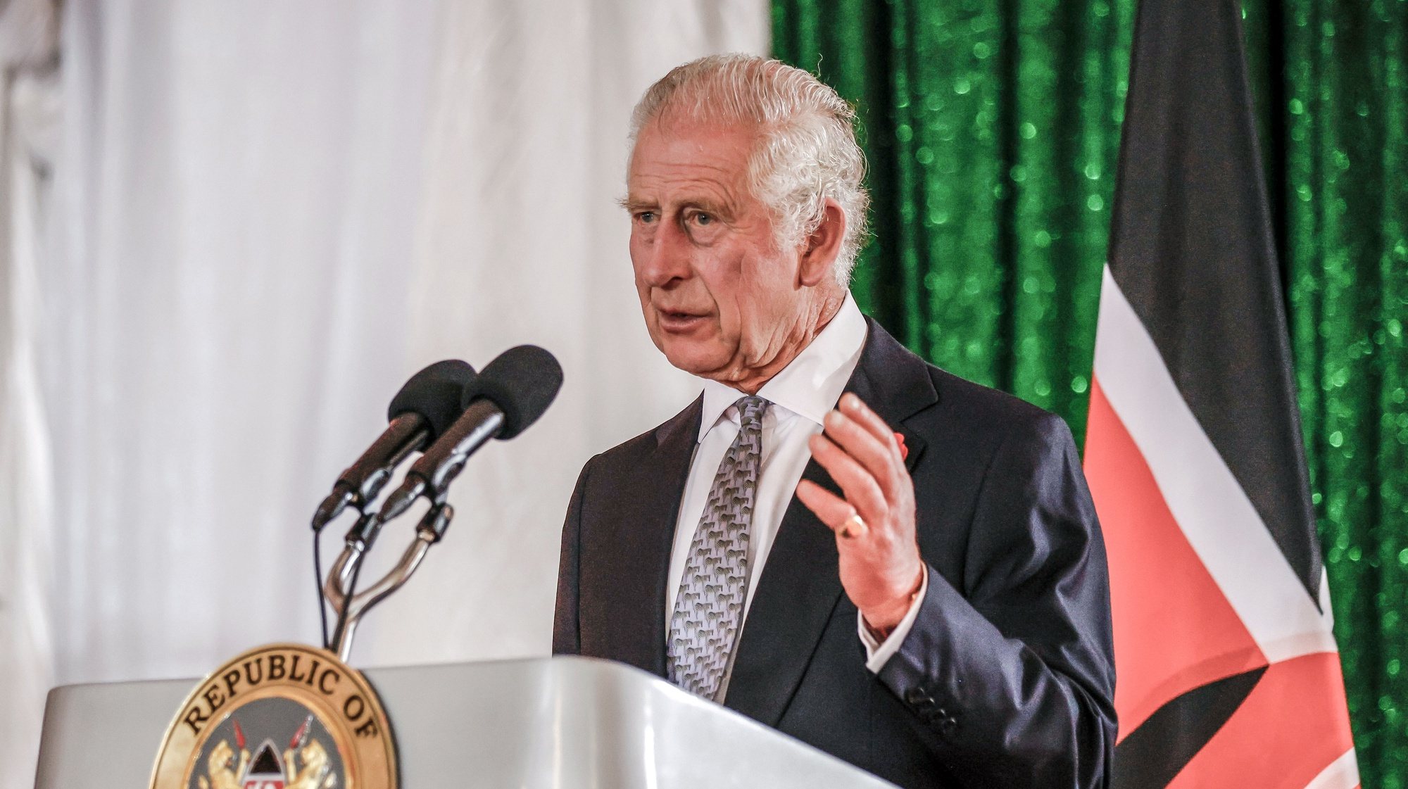 epa10951186 Britain&#039;s King Charles III delivers his speech during the State Banquet hosted by Kenyan President Ruto at the State House in Nairobi, Kenya, 31 October 2023. King Charles is in Kenya for a four-day trip, his first state visit to a Commonwealth country as monarch.  EPA/LUIS TATO / POOL