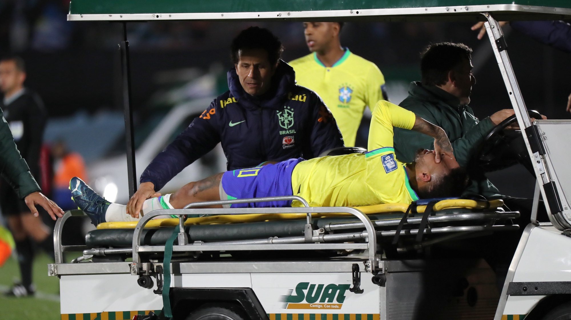 epaselect epa10924731 Brazil&#039;s Neymar reacts while being assisted to leave the field for a possible injury during a CONMEBOL FIFA World Cup 2026 qualifier soccer match between Uruguay and Brazil at Centenario stadium in Montevideo, Uruguay, 17 October 2023.  EPA/Raul Martinez