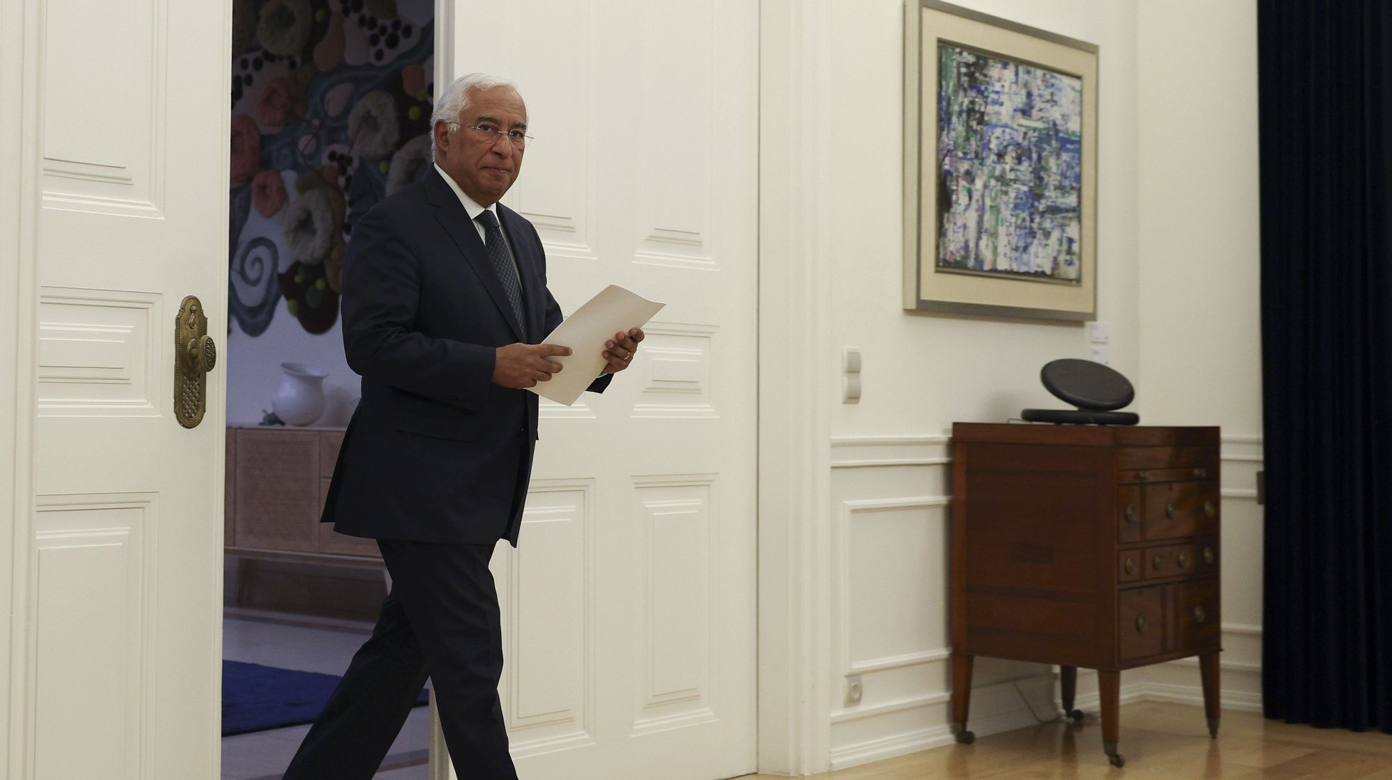O primeiro-ministro, António Costa, pouco antes de falar à imprensa na residência oficial de São Bento em Lisboa, 11 de novembro de 2023. TIAGO PETINGA/LUSA