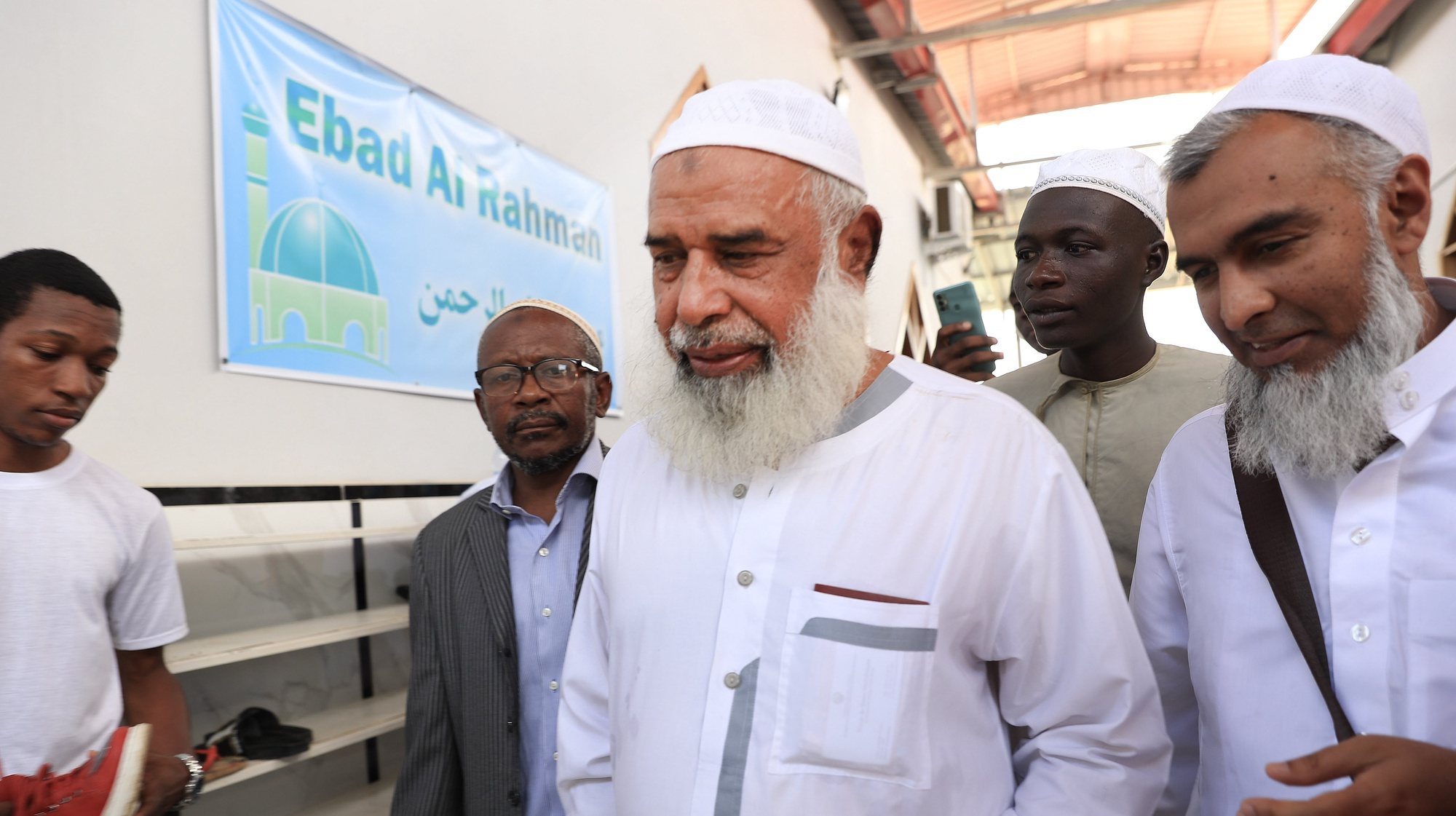 Sheikh Aminuddin Mohammad (C), presidente do Conselho Islâmico de Moçambique, na mesquita do Distrito do Zango durante a sua visita a Angola, Luanda, 24 de novembro de 2023.  AMPE ROGÉRIO/LUSA