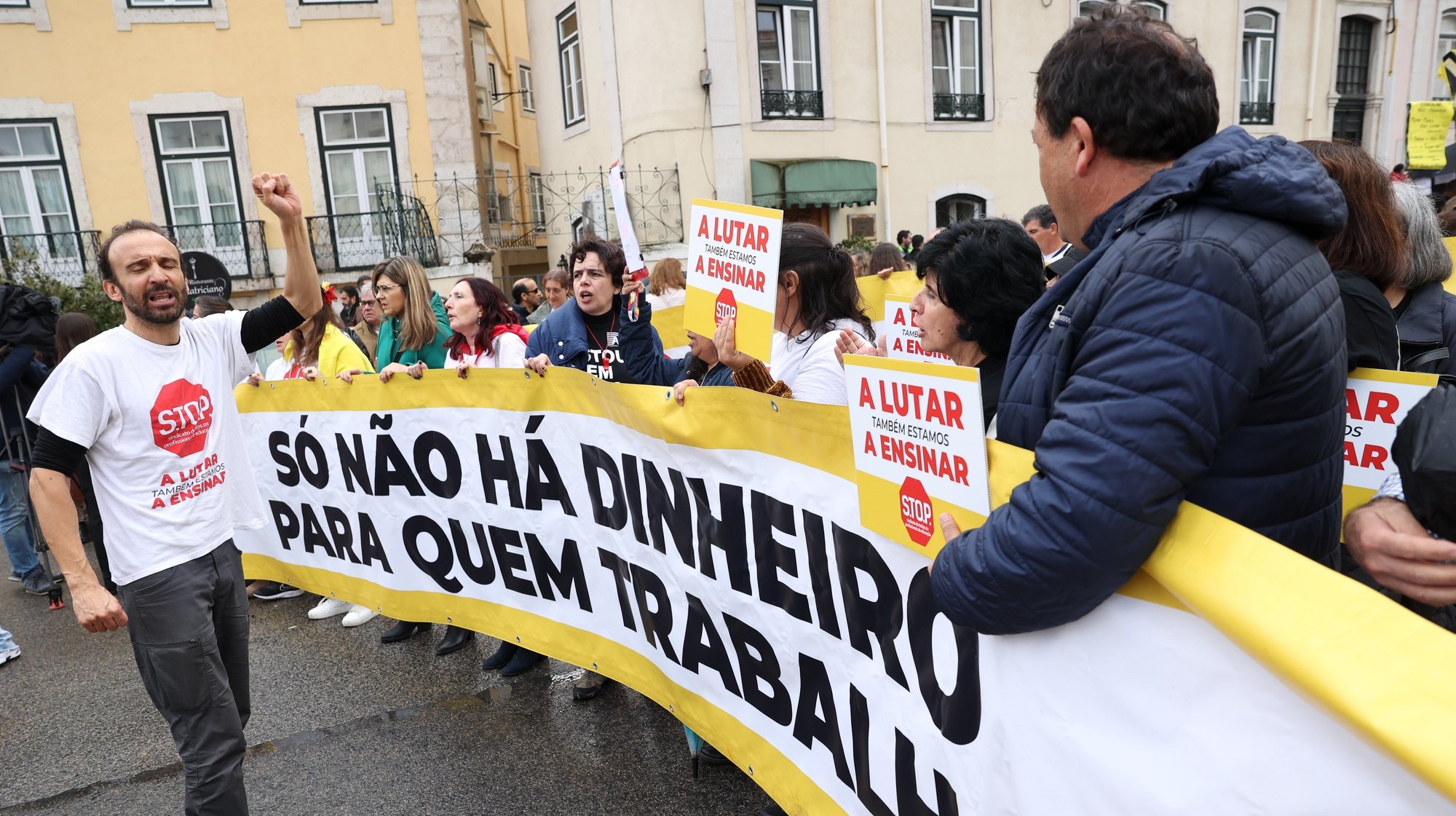 André Pestana, coordenador do STOP (Sindicato de Todos os Profissionais de Educação), durante uma manifestação junto à Assembleia da República contra a proposta de Orçamento do Estado de 2024 para a Educação, Lisboa, 29 de novembro de 2023. MANUEL DE ALMEIDA/LUSA