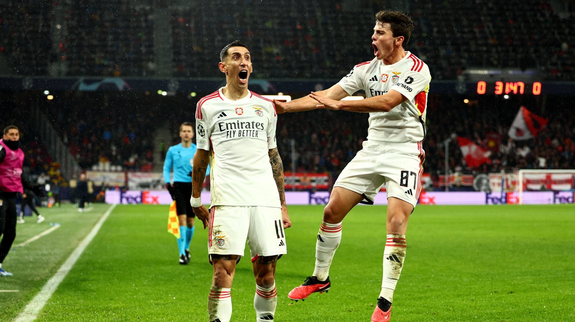 epa11025340 Benfica&#039;s Angel Di Maria celebrates with teammates after assisting in the 0-1 goal during the UEFA Champions League group stage match between RB Salzburg and Benfica Lisbon in Salzburg, Austria, 12 December 2023.  EPA/ANNA SZILAGYI