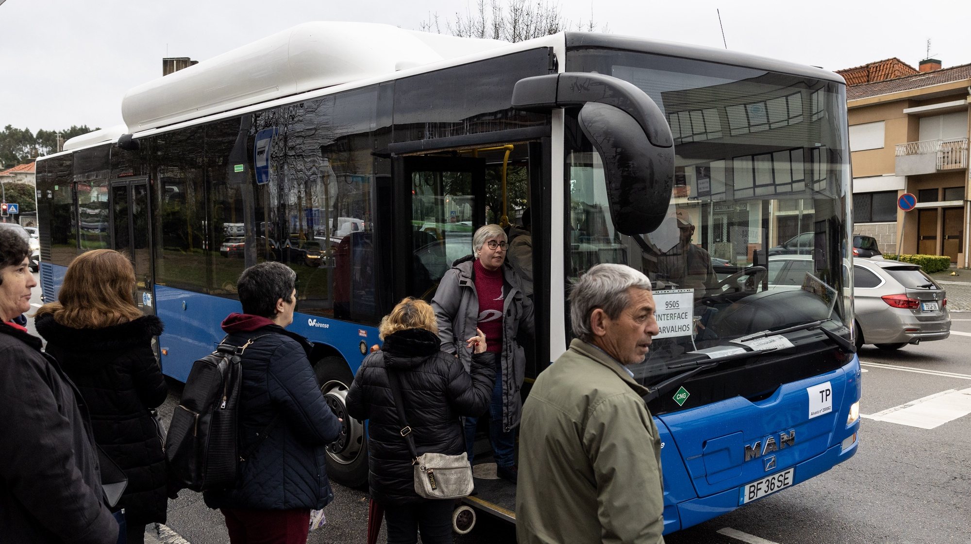 Utentes da nova rede de autocarros da Área Metropolitana do Porto - Unir, à entrada para um autocarro em Vila Nova de Gaia, 03 de janeiro de 2024. (ACOMPANHA TEXTO DA LUSA DE 04 DE JANEIRO DE 2024). JOSÉ COELHO/LUSA