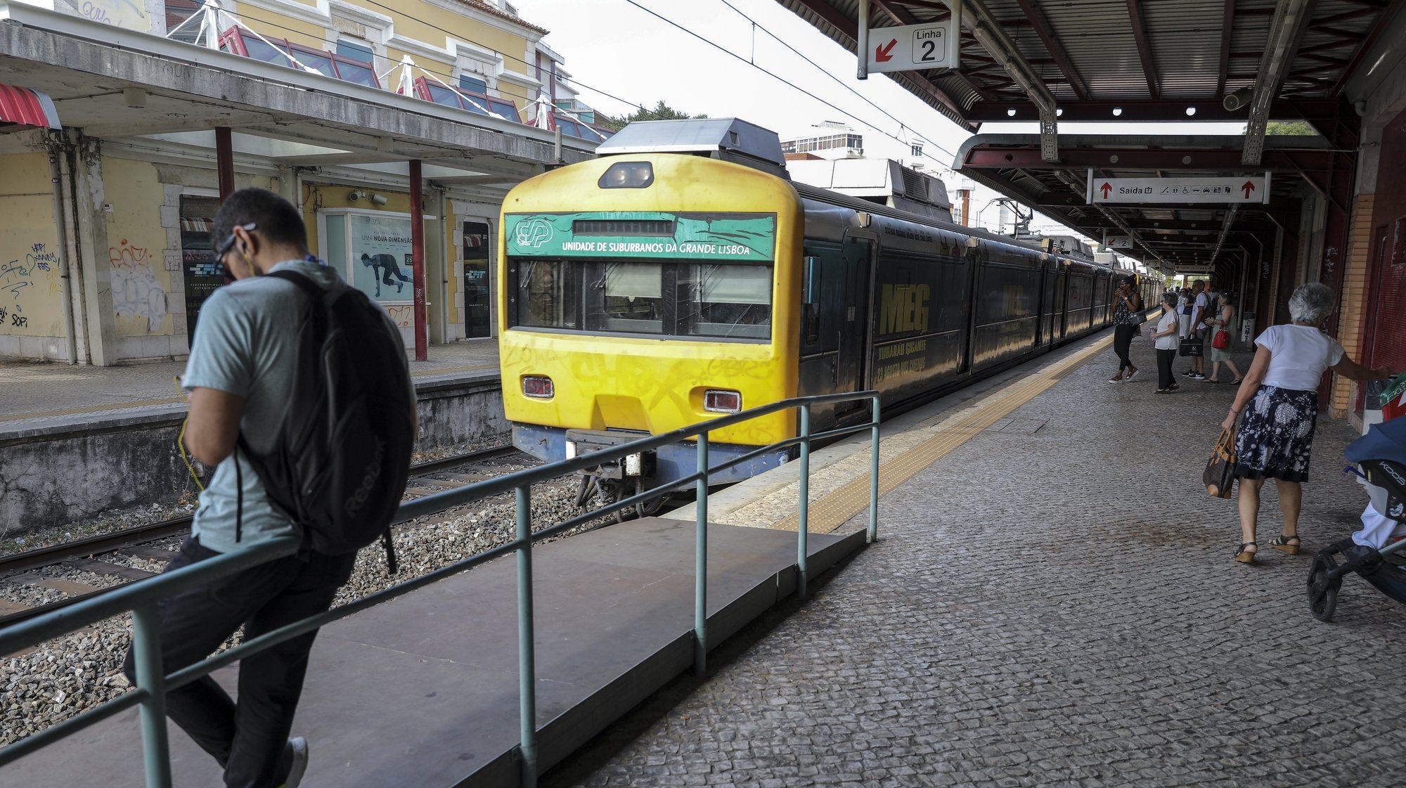 Os utilizadores da linha de Cascais apelam para que os horários sejam cumpridos e as estações e comboios modernizados, uma vez que a inexistência de alternativas de transporte público para o trajeto condiciona as deslocações entre Cascais e Lisboa, 21 de agosto de 2018. (ACOMPANHA TEXTO DE 27 DE AGOSTO DE 2018). MIGUEL A. LOPES/LUSA