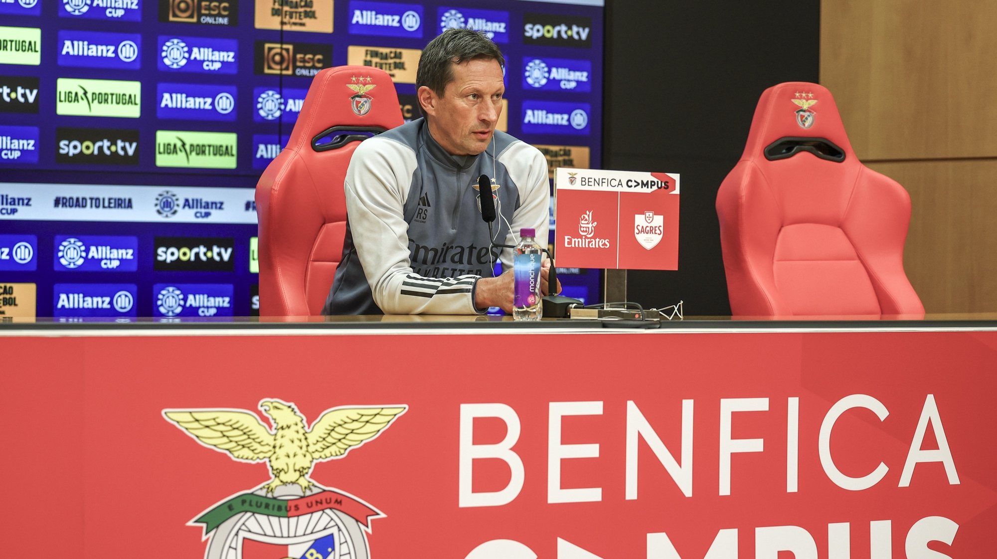 O treinador do SL Benfica, Roger Schmidt, fala na conferência de imprensa de antevisão do jogo com o Estoril Praia, para a meia-final da Taça da Liga, no Centro de Estágio do Seixal, em Setúbal, 23 de janeiro de 2024. ANTÓNIO COTRIM/LUSA