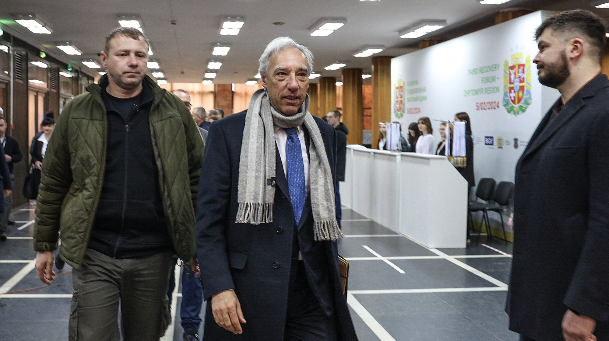 O ministro dos Negócios Estrangeiros, João Gomes Cravinho (C), ladeado à chegada para o 3.º Fórum de Reconstrução de Jitomir, Ucrânia, 05 de fevereiro de 2024. ANTÓNIO COTRIM/LUSA