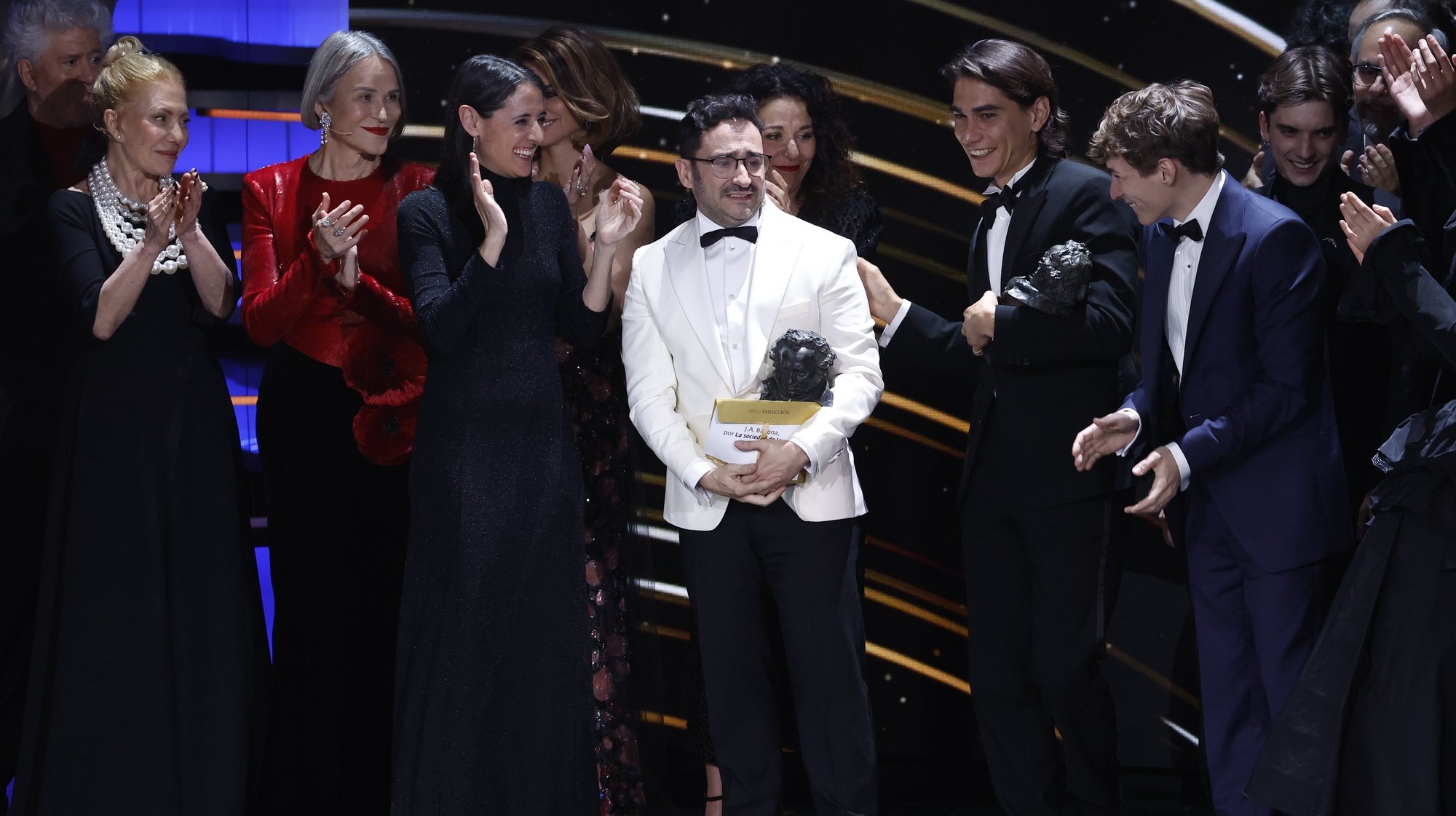 epa11143901 Spanish film director Juan Antonio Bayona (C) and his team receive the Best Film award for his film &#039;Society of the Snow&#039; during the 38th Goya award ceremony held in Valladolid, Castilla Leon, Spain, 10 February 2024.  EPA/CHEMA MOYA