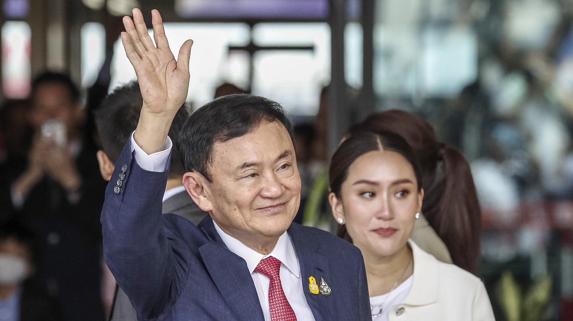 epa11000666 Former Thai prime minister Thaksin Shinawatra, accompanied by his daughter and Pheu Thai Party prime ministerial candidate Paetongtarn Shinawatra, greets supporters and journalists upon his arrival at Don Mueang airport in Bangkok, Thailand, 22 August 2023. Shinawatra returned to Thailand after living in self-imposed exile for 15 years, following his overthrow by a military coup on 19 September 2006.  EPA/RUNGROJ YONGRIT