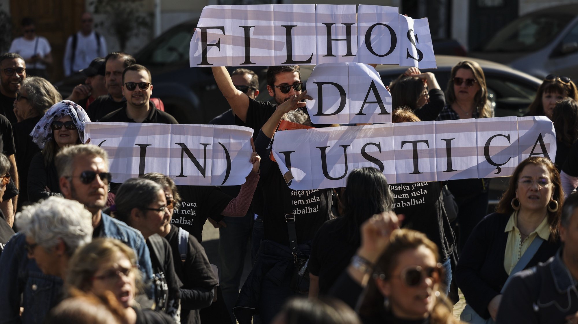 Oficiais de Justiça manifestam-se junto à Assembleia da República em Lisboa, 17 de fevereiro de 2024.  MIGUEL A. LOPES/LUSA