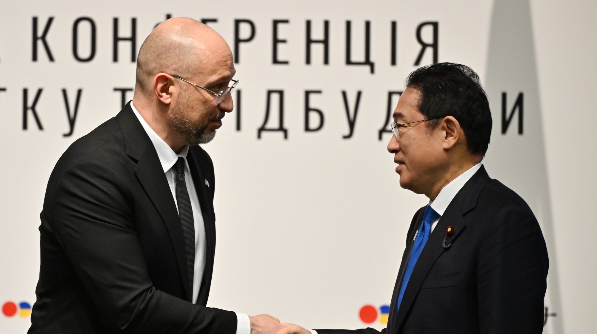 epa11165428 Ukraine&#039;s Prime Minister Denys Shmyhal (L) shakes hands with Japanese Prime Minister Fumio Kishida (R) during the Japan-Ukraine Conference for Promotion of Economic Growth and Reconstruction at Keidanren Kaikan in Tokyo, Japan, on 19 February 2024.  EPA/KAZUHIRO NOGI / POOL