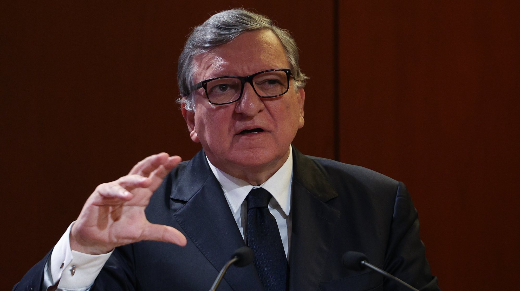 O antigo presidente da Comissão Europeia (2005-2015), José Manuel Durão Barroso, usa da palavra durante a conferência &quot;Adesão da Ucrânia à União Europeia - o que é necessário para um alargamento bem sucedido?&quot; na Fundação Calouste Gulbenkian em Lisboa, 20 de fevereiro de 2024. TIAGO PETINGA/LUSA
